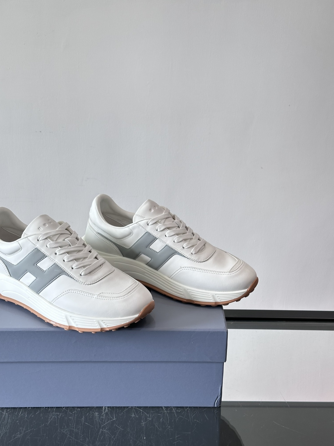 HOGAN豪格系列云朵鞋，主打休闲运动风，融合品牌经典与潮流元素。鞋面拼接麂皮和织物，棕灰白配色低调有质