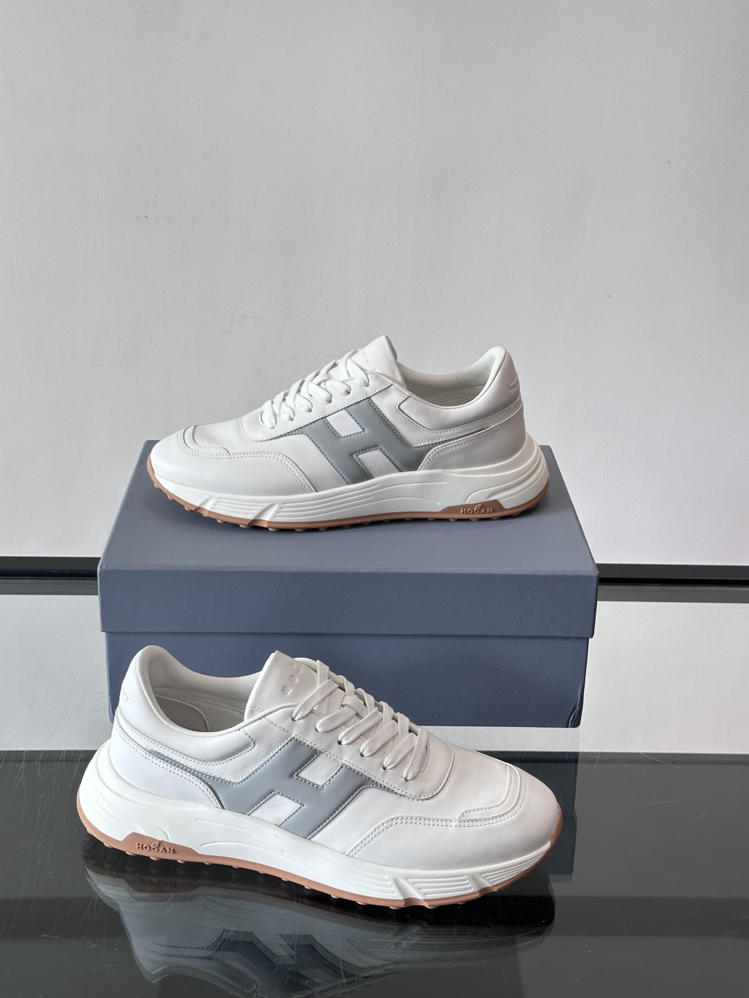 HOGAN豪格系列云朵鞋，主打休闲运动风，融合品牌经典与潮流元素。鞋面拼接麂皮和织物，棕灰白配色低调有质