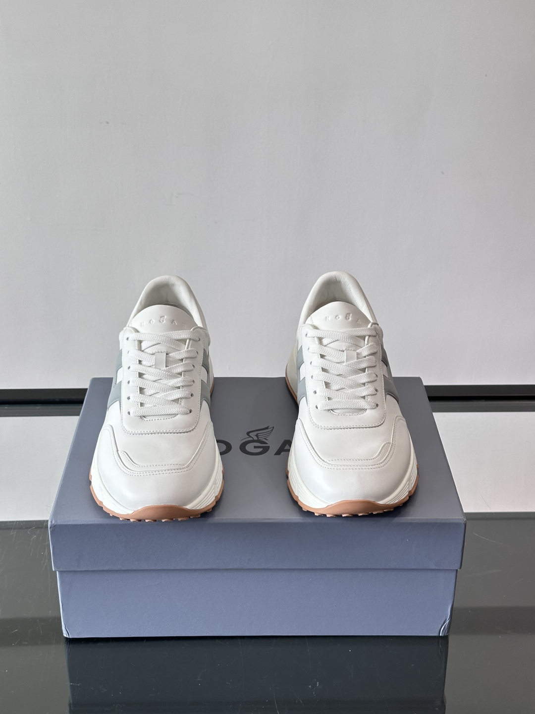 HOGAN豪格系列云朵鞋，主打休闲运动风，融合品牌经典与潮流元素。鞋面拼接麂皮和织物，棕灰白配色低调有质