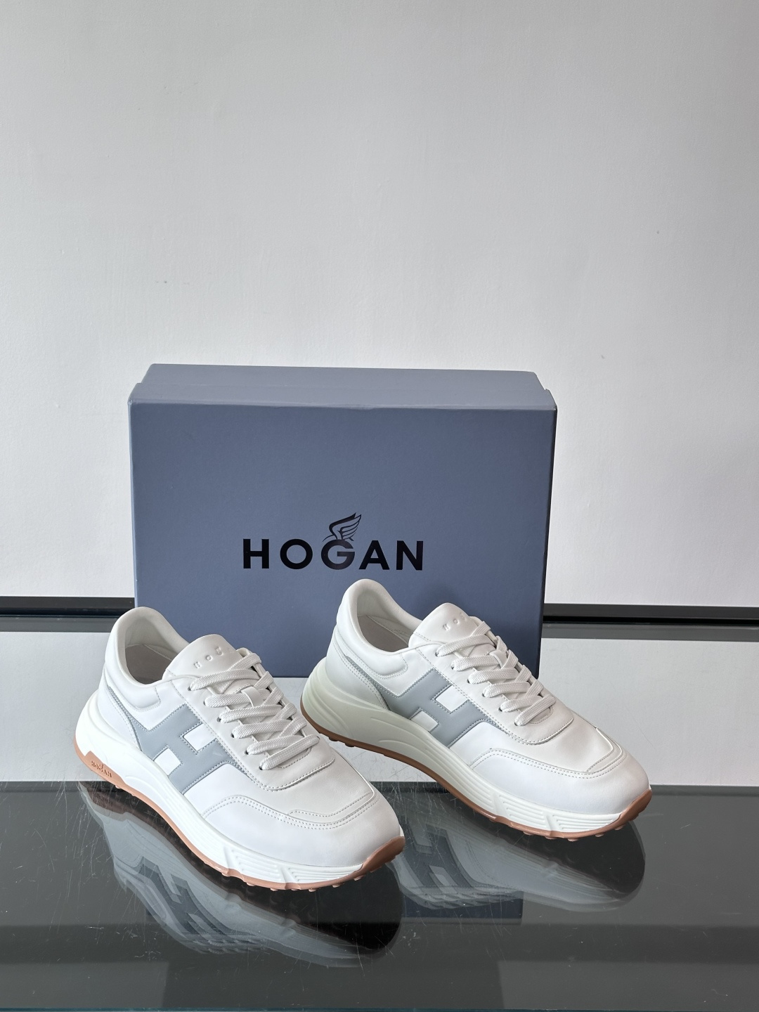 HOGAN豪格系列云朵鞋，主打休闲运动风，融合品牌经典与潮流元素。鞋面拼接麂皮和织物，棕灰白配色低调有质