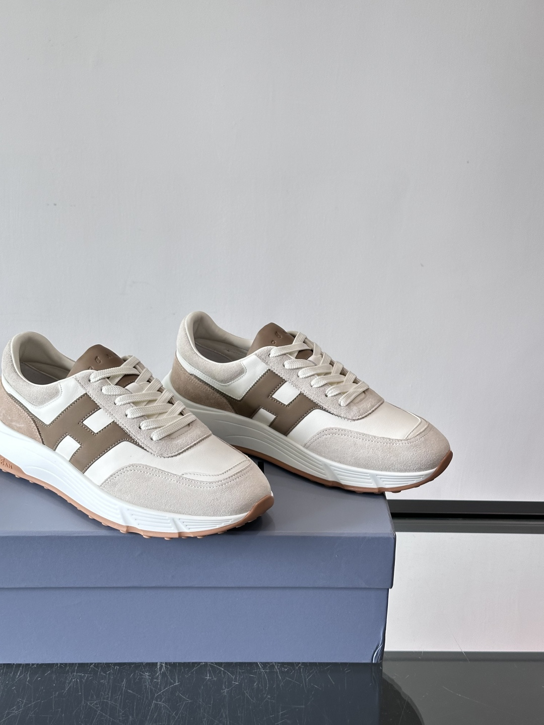 HOGAN豪格系列云朵鞋，主打休闲运动风，融合品牌经典与潮流元素。鞋面拼接麂皮和织物，棕灰白配色低调有质