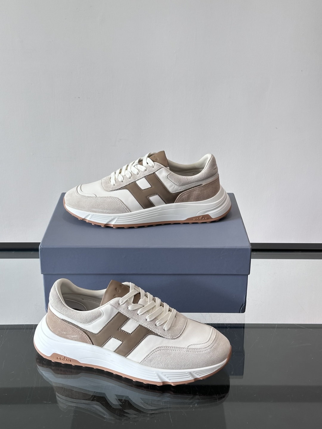 HOGAN豪格系列云朵鞋，主打休闲运动风，融合品牌经典与潮流元素。鞋面拼接麂皮和织物，棕灰白配色低调有质