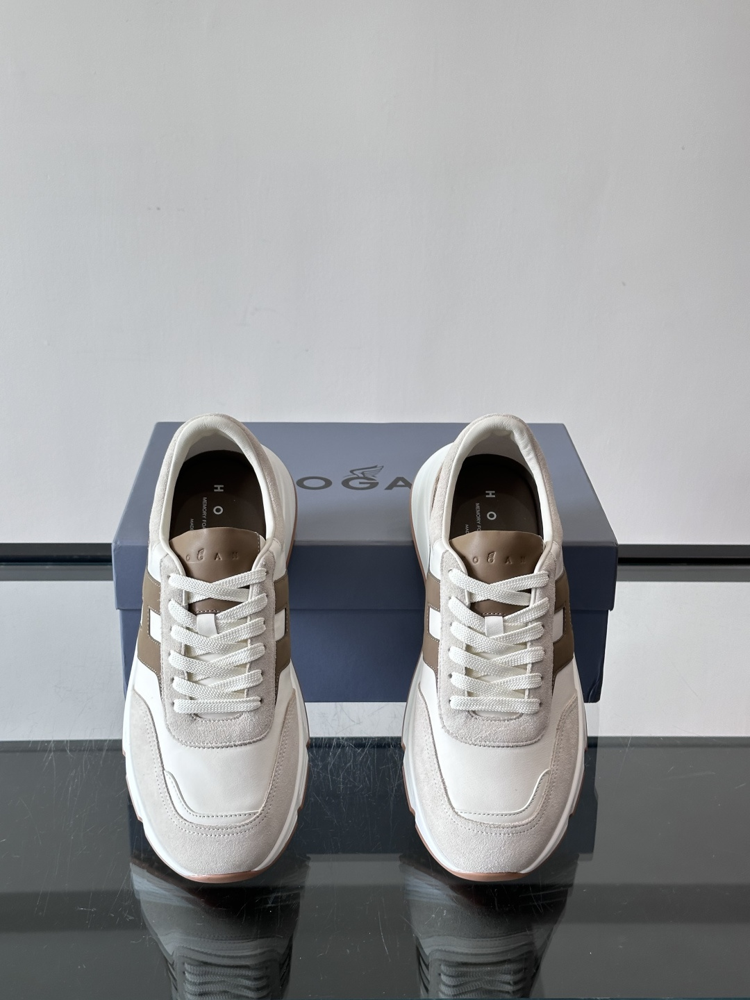 HOGAN豪格系列云朵鞋，主打休闲运动风，融合品牌经典与潮流元素。鞋面拼接麂皮和织物，棕灰白配色低调有质