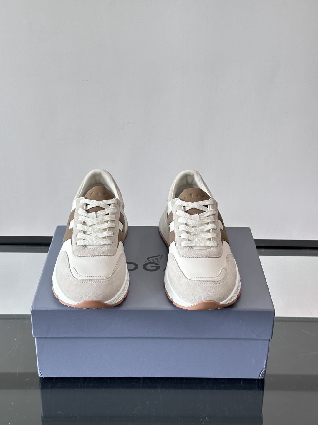 HOGAN豪格系列云朵鞋，主打休闲运动风，融合品牌经典与潮流元素。鞋面拼接麂皮和织物，棕灰白配色低调有质