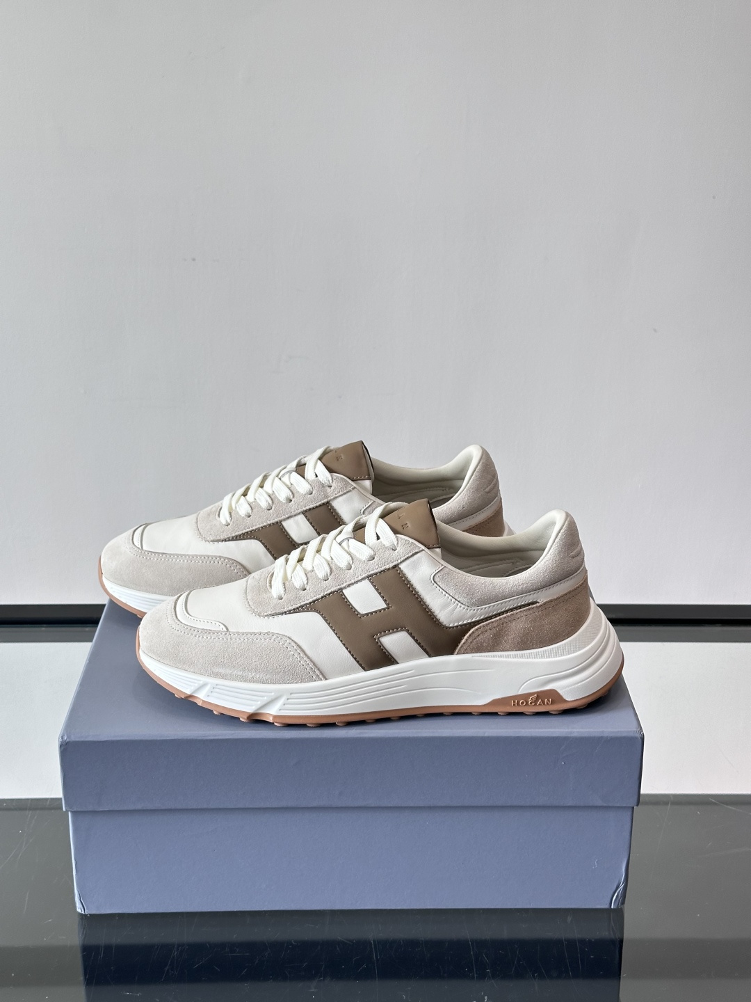 HOGAN豪格系列云朵鞋，主打休闲运动风，融合品牌经典与潮流元素。鞋面拼接麂皮和织物，棕灰白配色低调有质