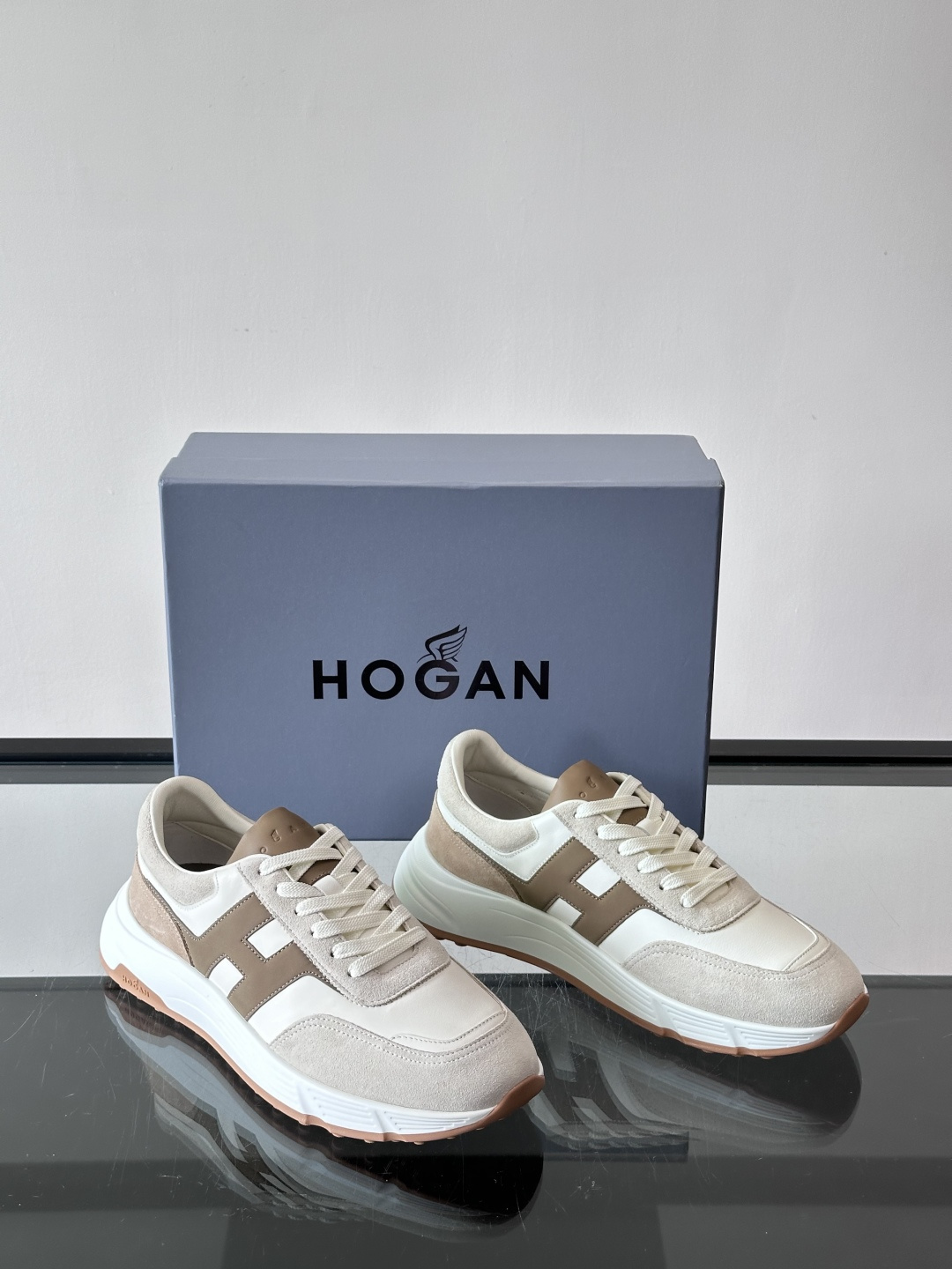 HOGAN豪格系列云朵鞋，主打休闲运动风，融合品牌经典与潮流元素。鞋面拼接麂皮和织物，棕灰白配色低调有质