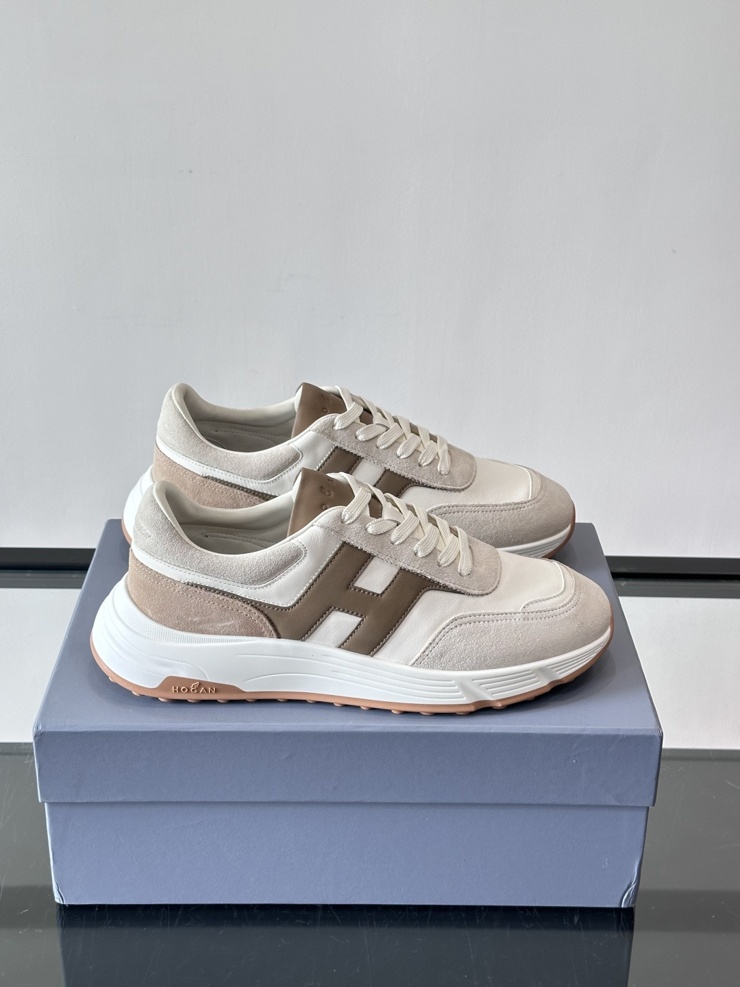 HOGAN豪格系列云朵鞋，主打休闲运动风，融合品牌经典与潮流元素。鞋面拼接麂皮和织物，棕灰白配色低调有质