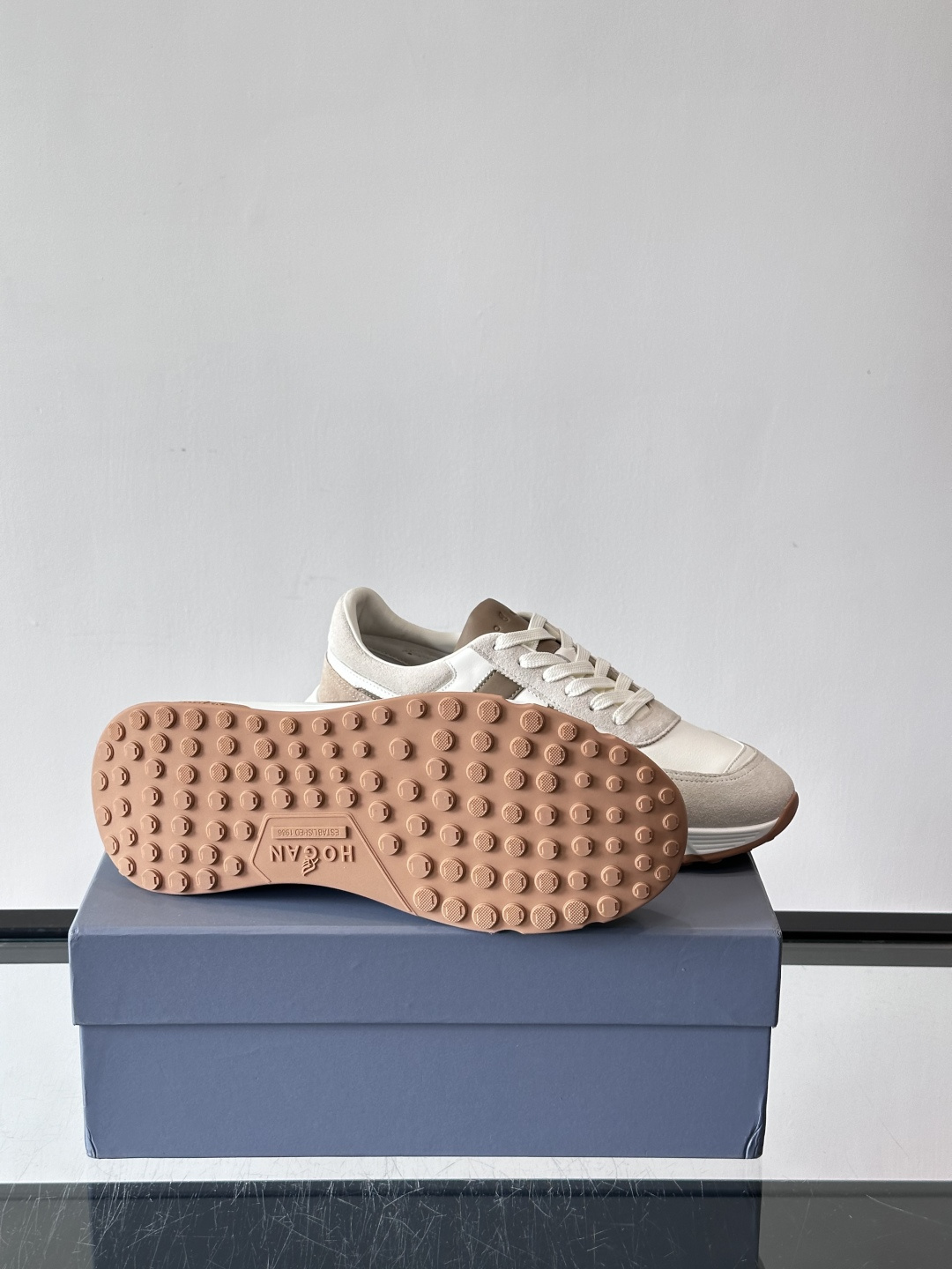 HOGAN豪格系列云朵鞋，主打休闲运动风，融合品牌经典与潮流元素。鞋面拼接麂皮和织物，棕灰白配色低调有质