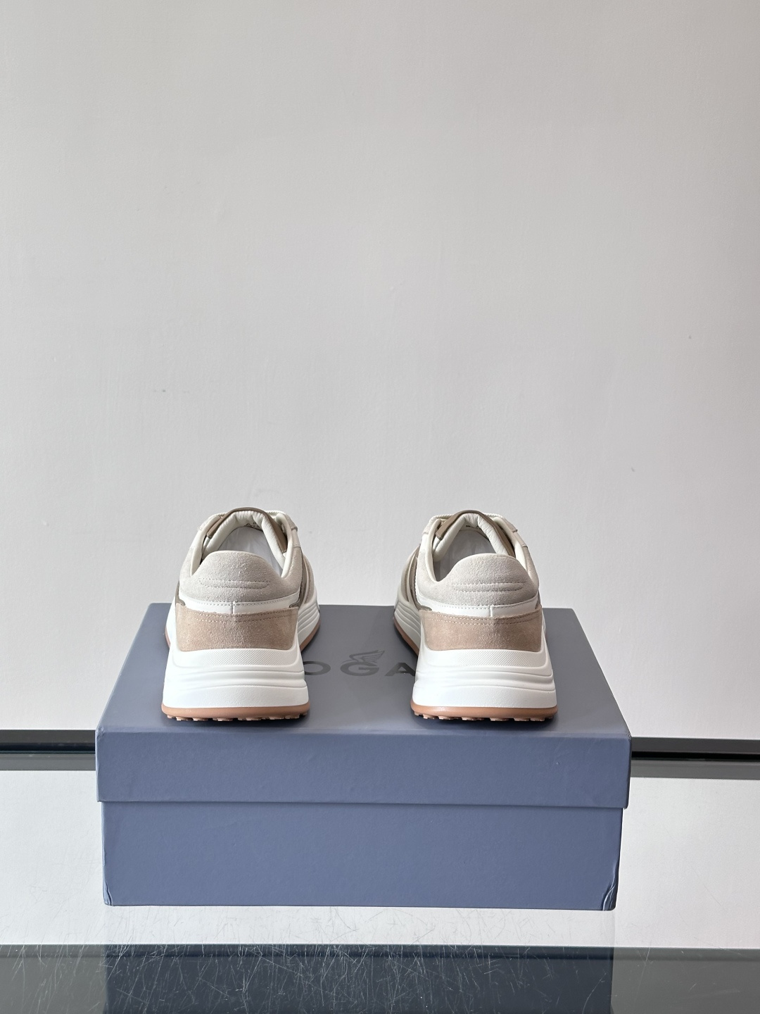 HOGAN豪格系列云朵鞋，主打休闲运动风，融合品牌经典与潮流元素。鞋面拼接麂皮和织物，棕灰白配色低调有质