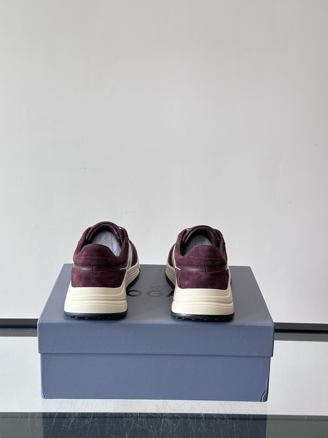 HOGAN豪格系列云朵鞋，主打休闲运动风，融合品牌经典与潮流元素。鞋面拼接麂皮和织物，棕灰白配色低调有质