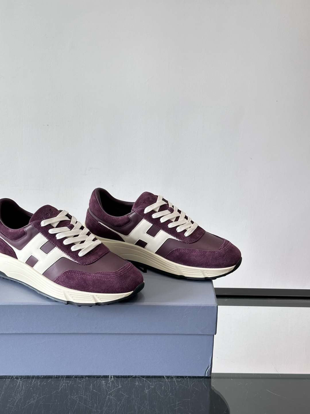 HOGAN豪格系列云朵鞋，主打休闲运动风，融合品牌经典与潮流元素。鞋面拼接麂皮和织物，棕灰白配色低调有质