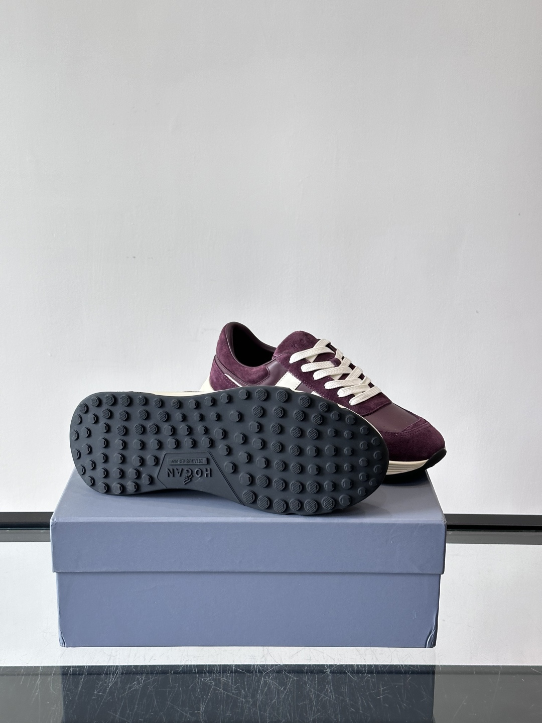 HOGAN豪格系列云朵鞋，主打休闲运动风，融合品牌经典与潮流元素。鞋面拼接麂皮和织物，棕灰白配色低调有质