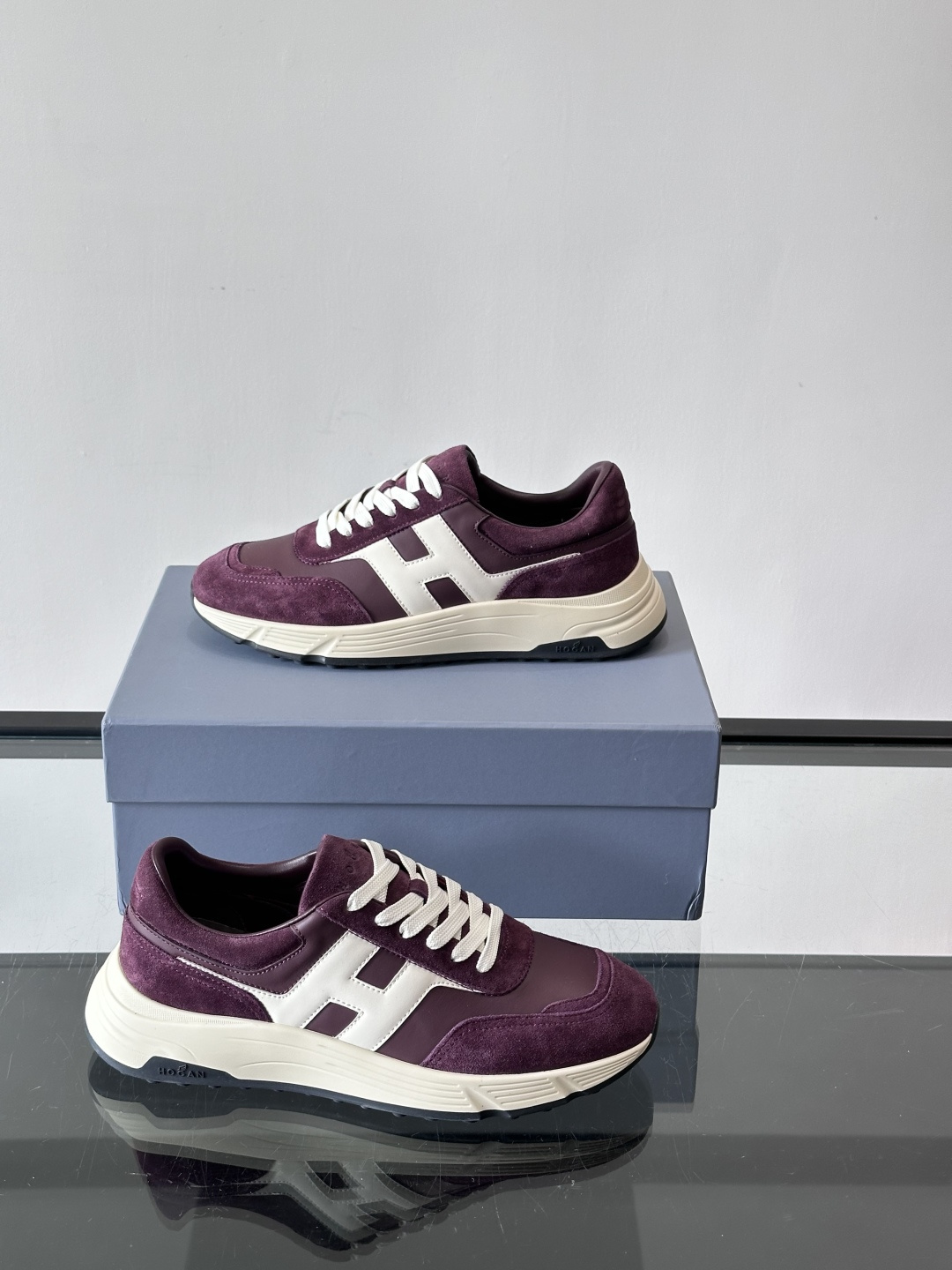 HOGAN豪格系列云朵鞋，主打休闲运动风，融合品牌经典与潮流元素。鞋面拼接麂皮和织物，棕灰白配色低调有质