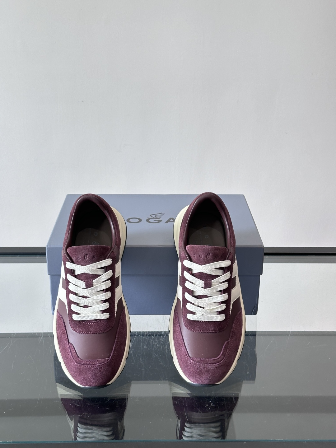 HOGAN豪格系列云朵鞋，主打休闲运动风，融合品牌经典与潮流元素。鞋面拼接麂皮和织物，棕灰白配色低调有质