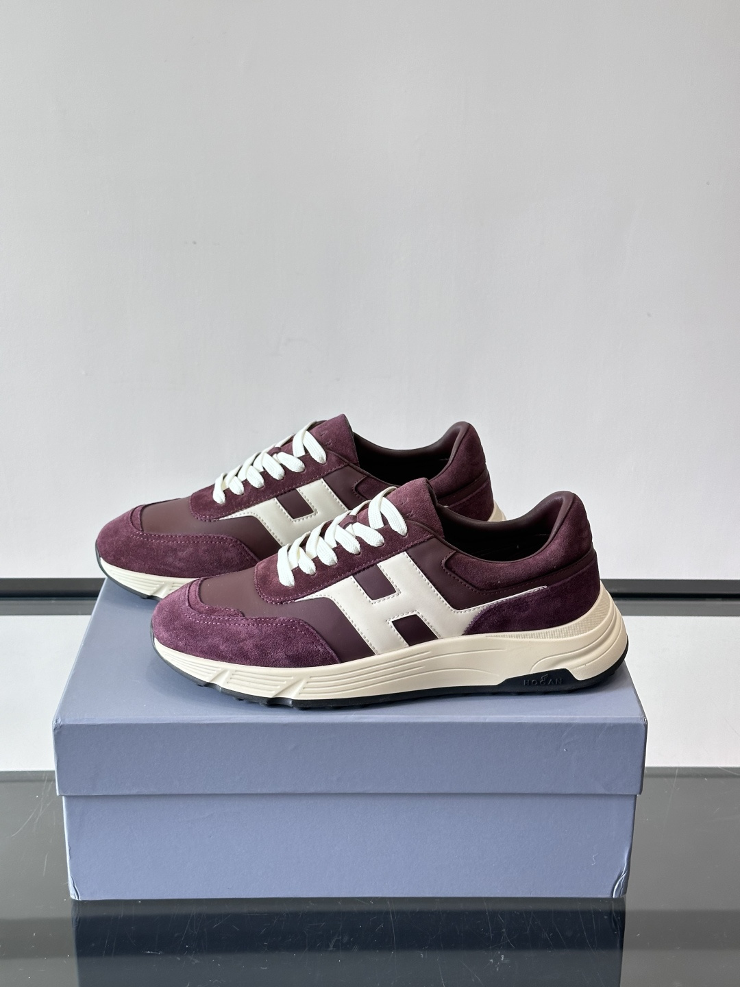 HOGAN豪格系列云朵鞋，主打休闲运动风，融合品牌经典与潮流元素。鞋面拼接麂皮和织物，棕灰白配色低调有质