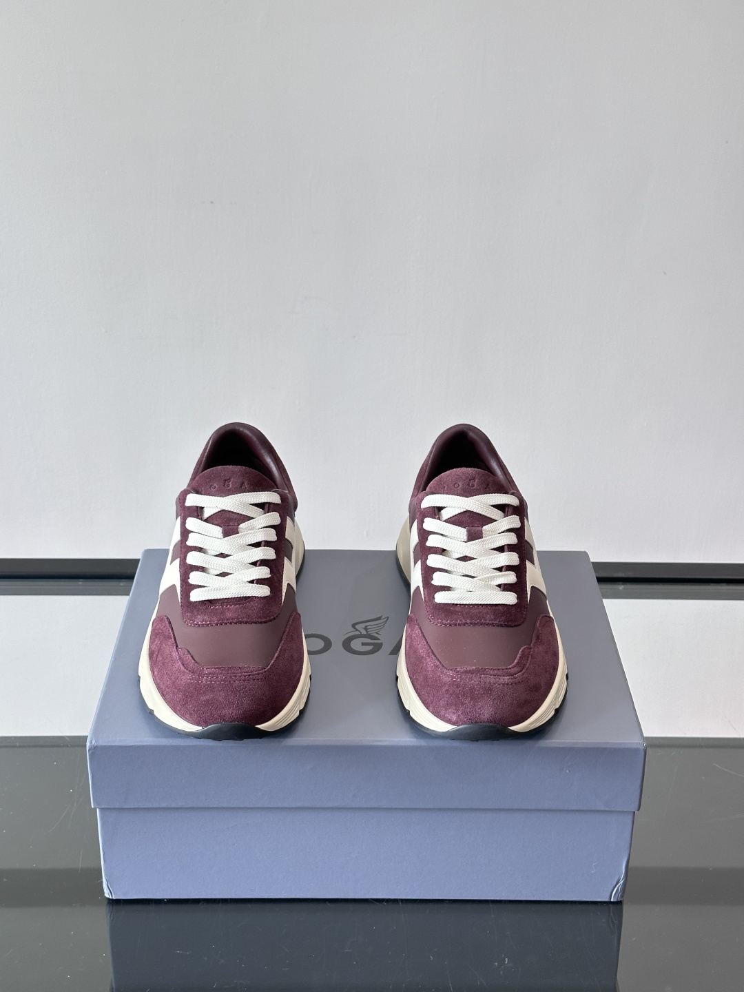 HOGAN豪格系列云朵鞋，主打休闲运动风，融合品牌经典与潮流元素。鞋面拼接麂皮和织物，棕灰白配色低调有质