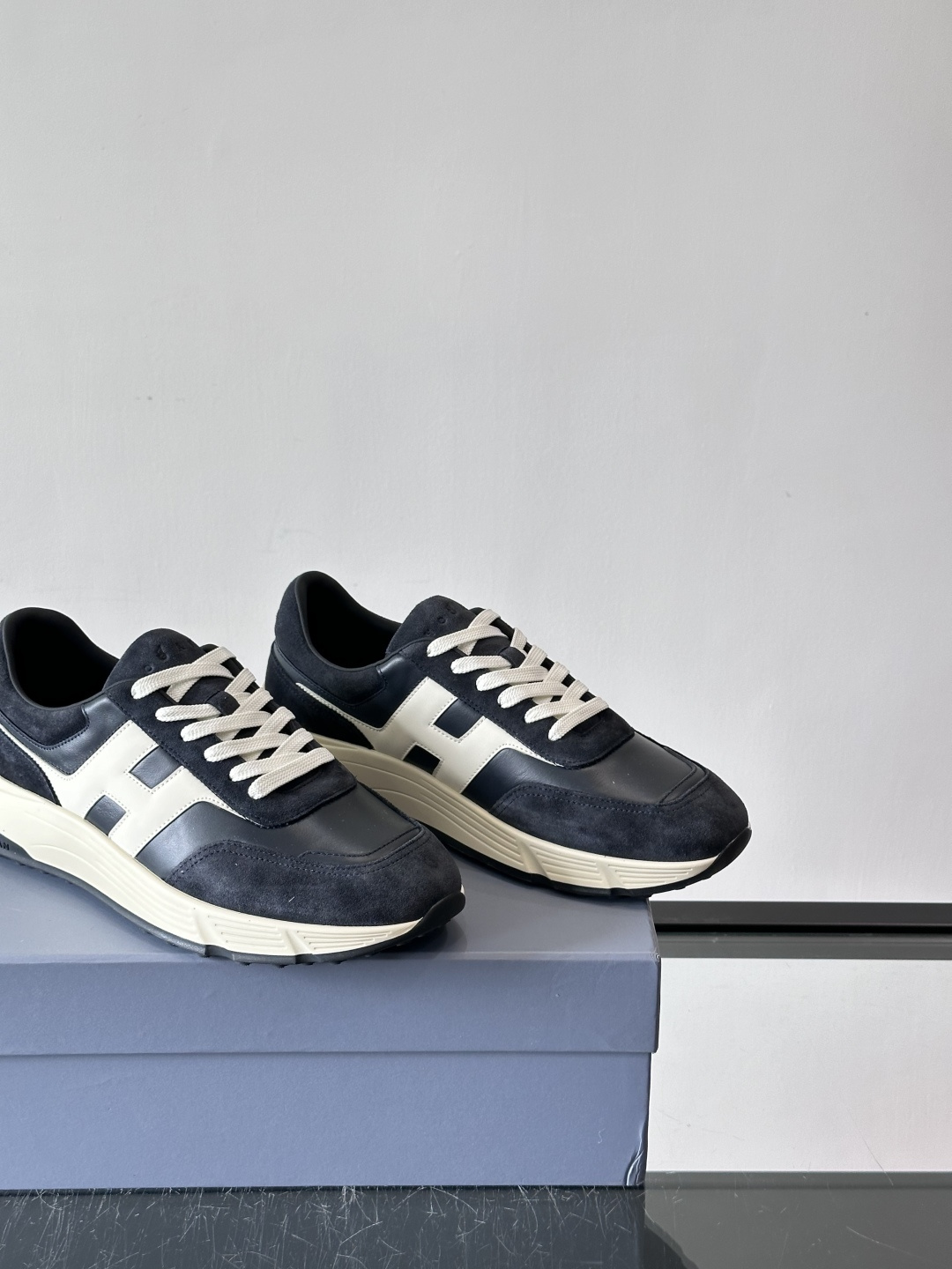 HOGAN豪格系列云朵鞋，主打休闲运动风，融合品牌经典与潮流元素。鞋面拼接麂皮和织物，棕灰白配色低调有质