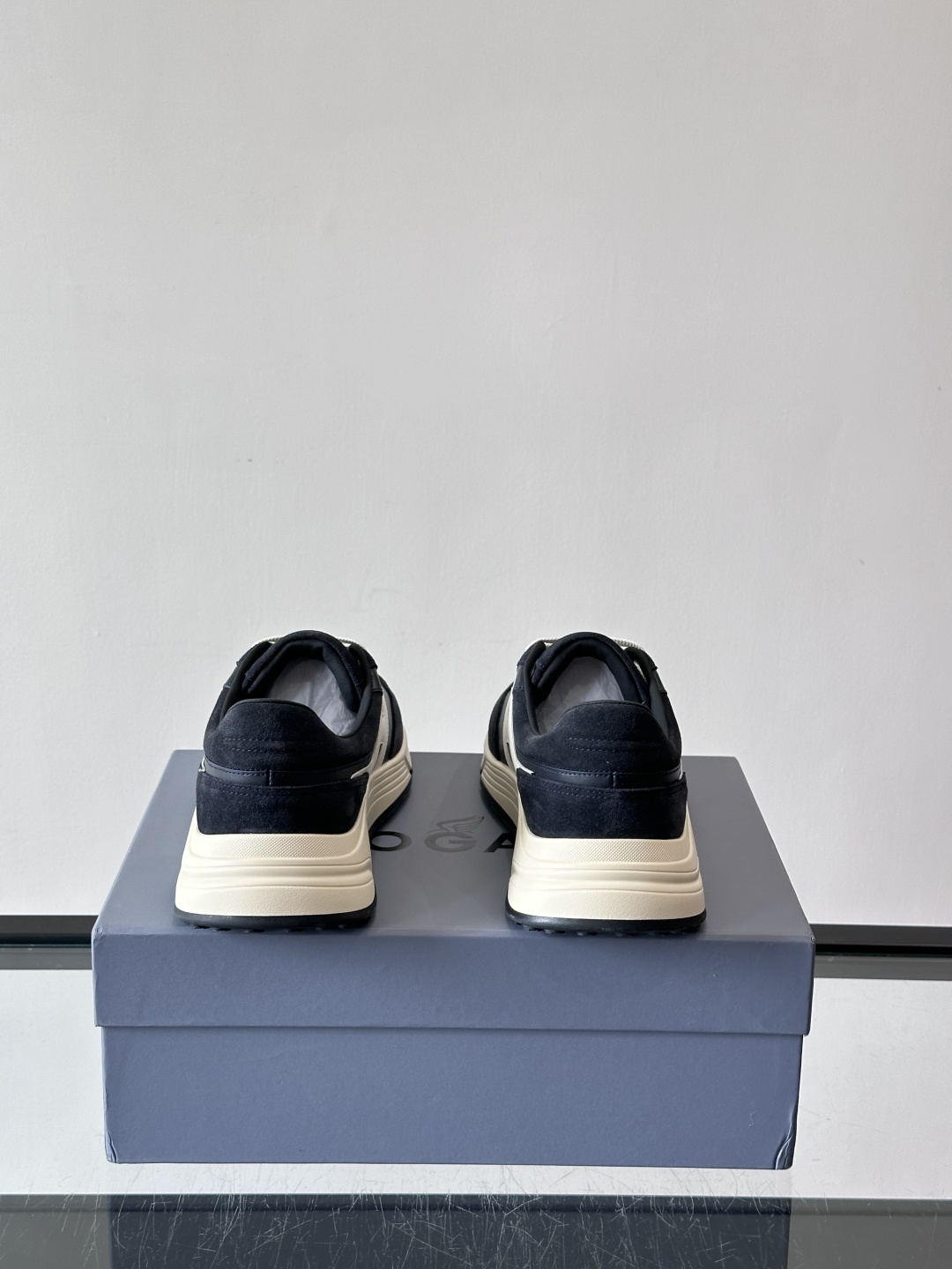 HOGAN豪格系列云朵鞋，主打休闲运动风，融合品牌经典与潮流元素。鞋面拼接麂皮和织物，棕灰白配色低调有质