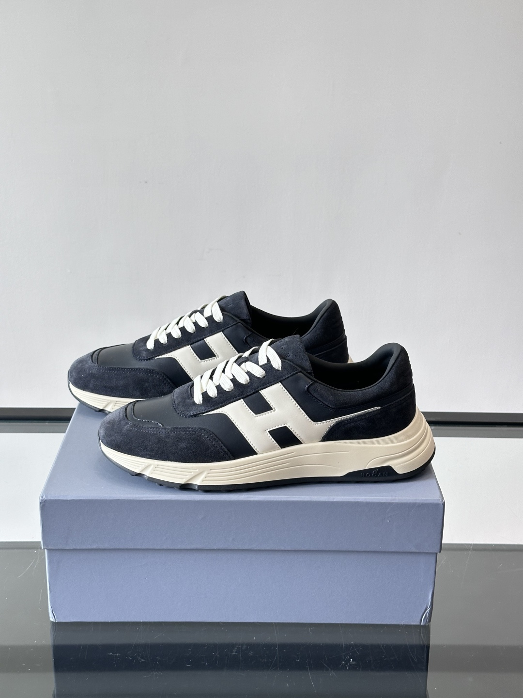 HOGAN豪格系列云朵鞋，主打休闲运动风，融合品牌经典与潮流元素。鞋面拼接麂皮和织物，棕灰白配色低调有质