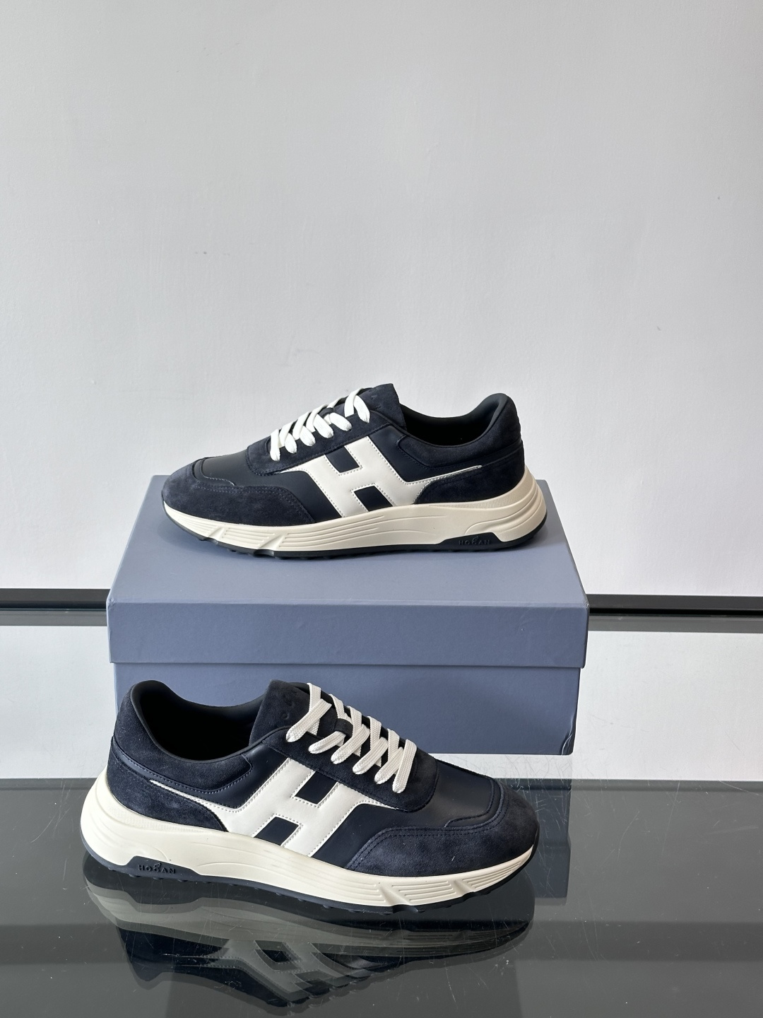 HOGAN豪格系列云朵鞋，主打休闲运动风，融合品牌经典与潮流元素。鞋面拼接麂皮和织物，棕灰白配色低调有质