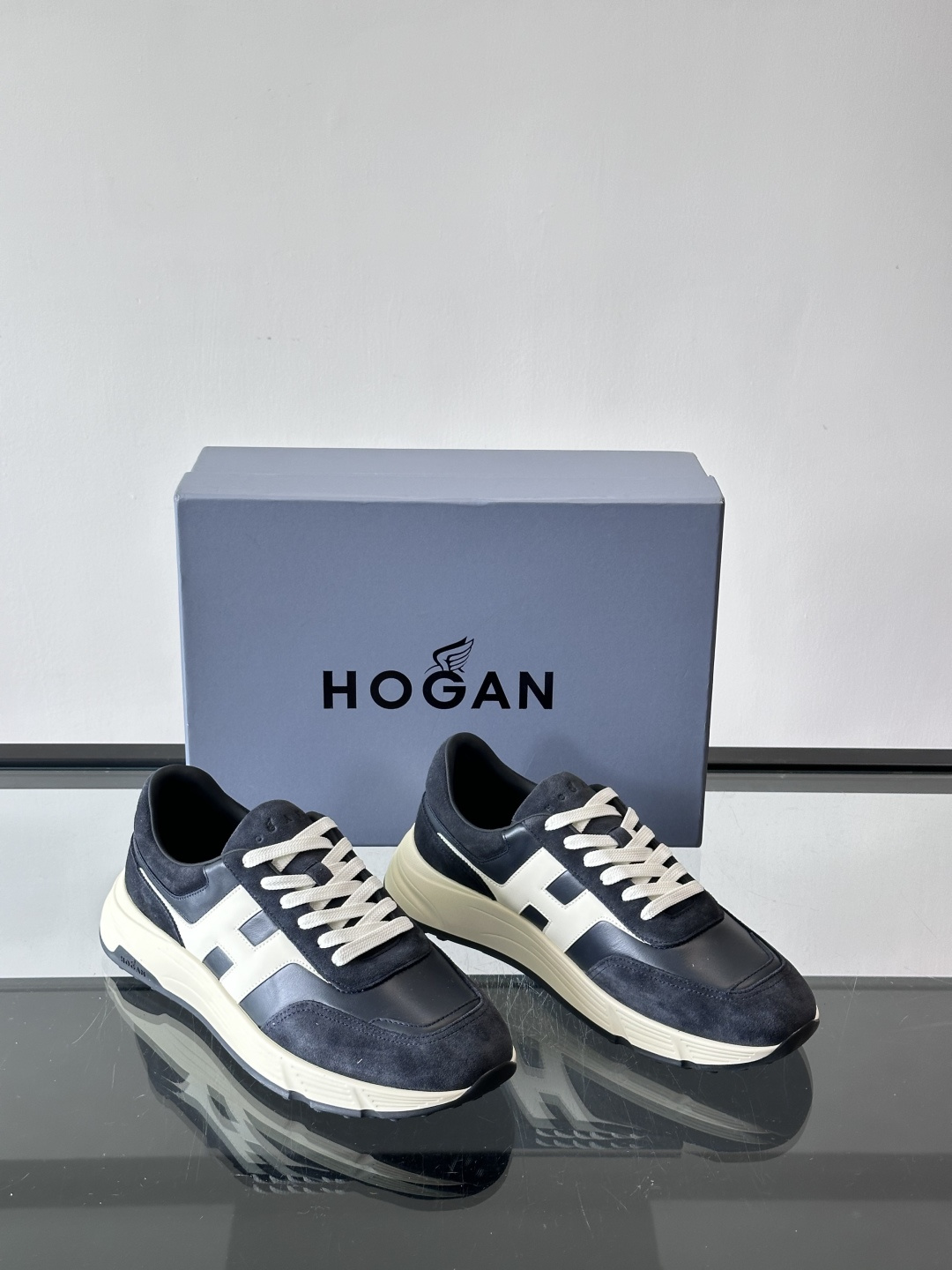 HOGAN豪格系列云朵鞋，主打休闲运动风，融合品牌经典与潮流元素。鞋面拼接麂皮和织物，棕灰白配色低调有质