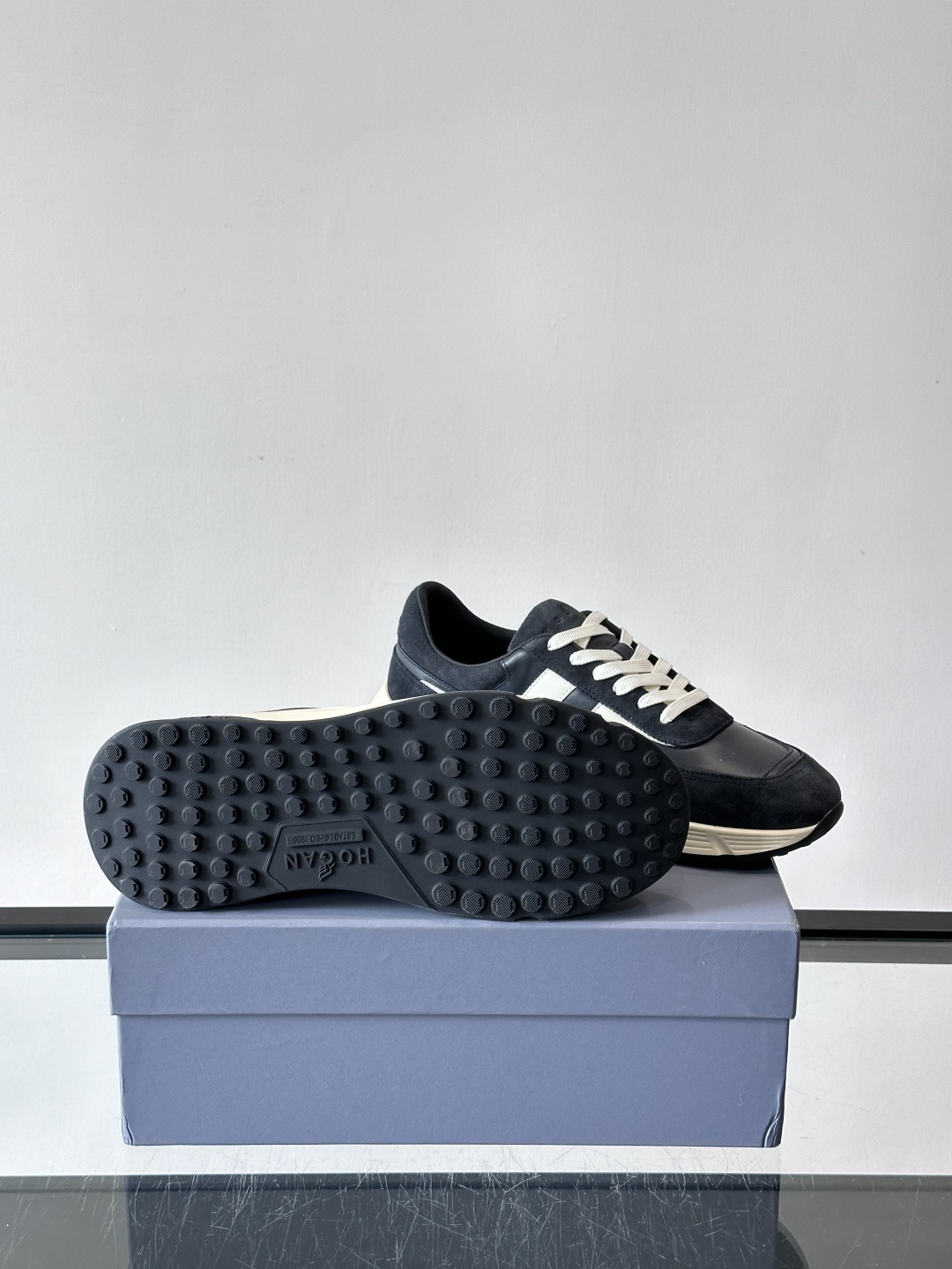 HOGAN豪格系列云朵鞋，主打休闲运动风，融合品牌经典与潮流元素。鞋面拼接麂皮和织物，棕灰白配色低调有质