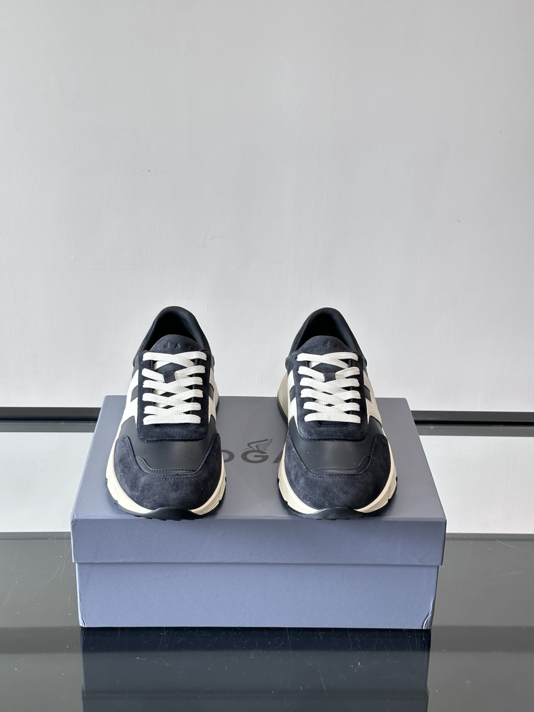 HOGAN豪格系列云朵鞋，主打休闲运动风，融合品牌经典与潮流元素。鞋面拼接麂皮和织物，棕灰白配色低调有质