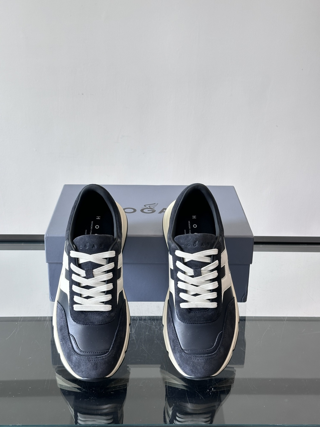 HOGAN豪格系列云朵鞋，主打休闲运动风，融合品牌经典与潮流元素。鞋面拼接麂皮和织物，棕灰白配色低调有质