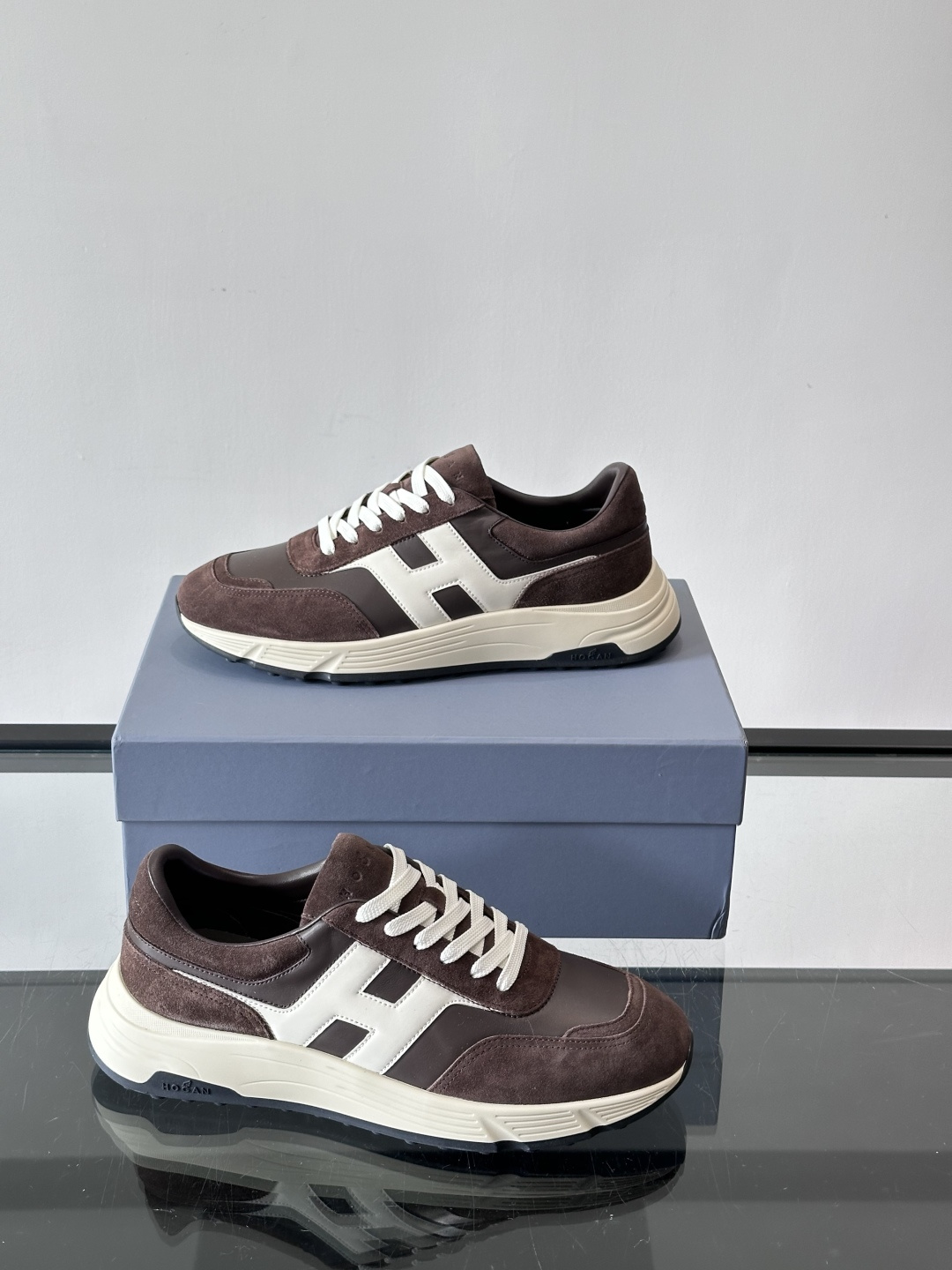 HOGAN豪格系列云朵鞋，主打休闲运动风，融合品牌经典与潮流元素。鞋面拼接麂皮和织物，棕灰白配色低调有质
