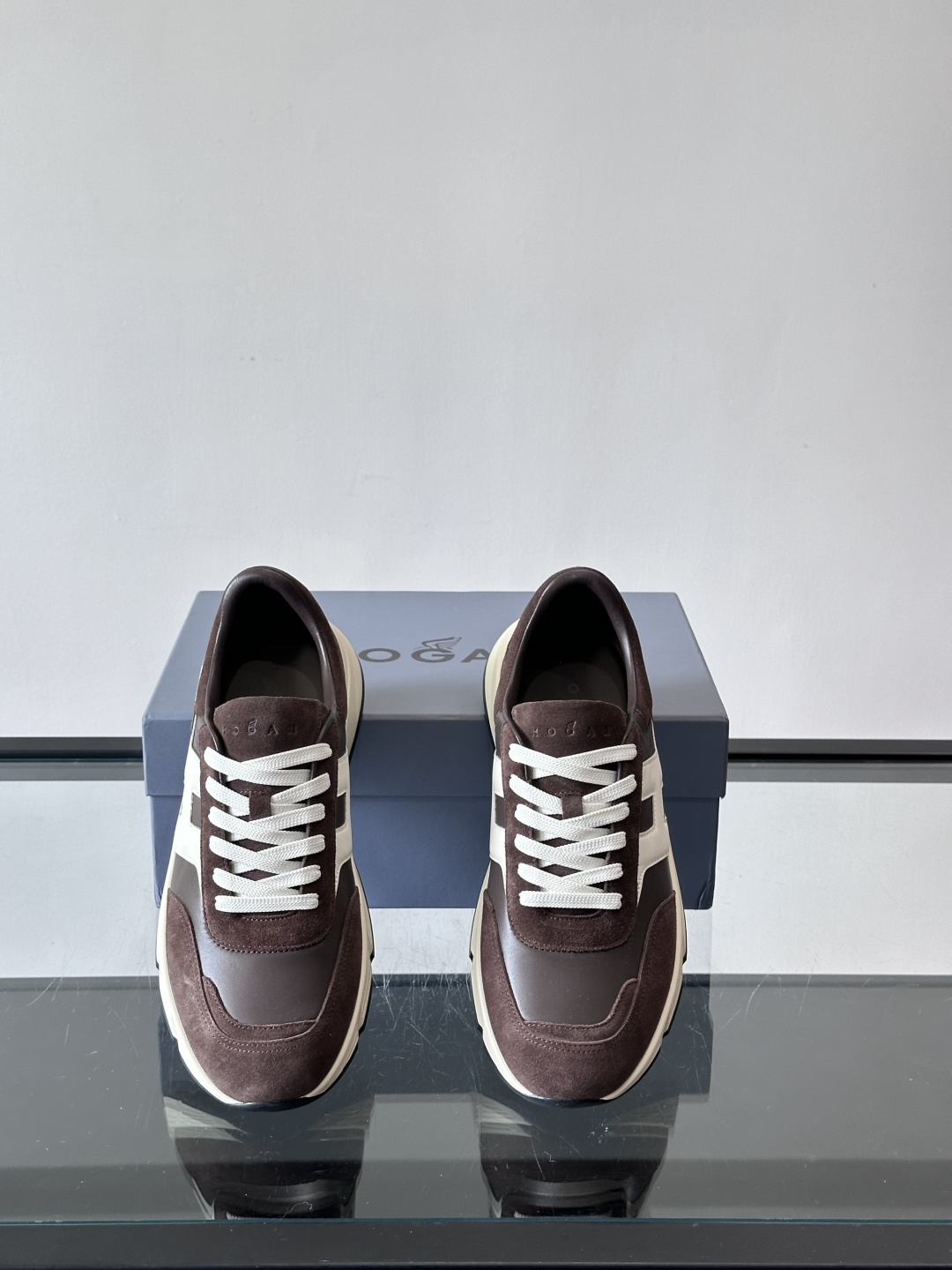 HOGAN豪格系列云朵鞋，主打休闲运动风，融合品牌经典与潮流元素。鞋面拼接麂皮和织物，棕灰白配色低调有质