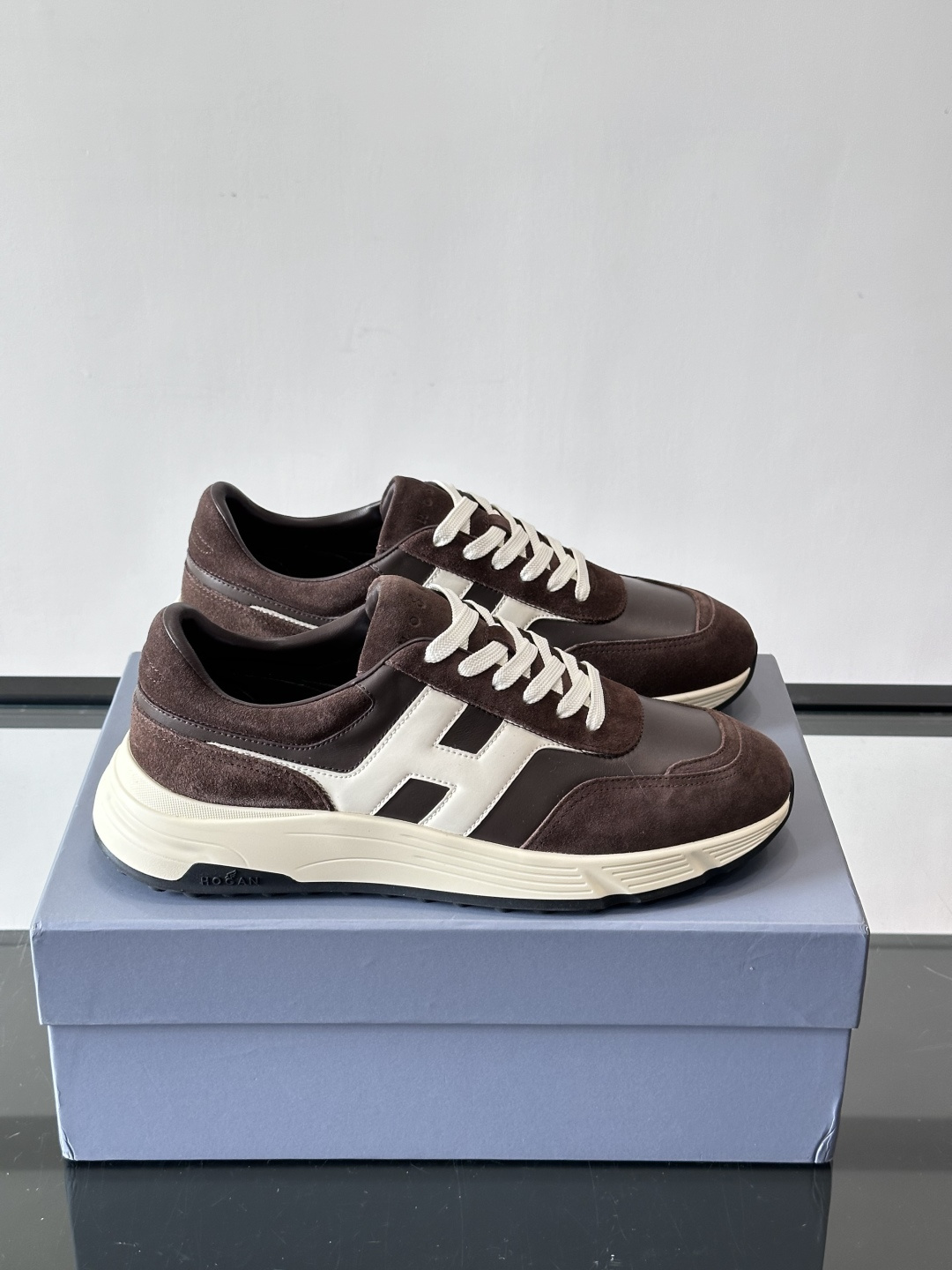 HOGAN豪格系列云朵鞋，主打休闲运动风，融合品牌经典与潮流元素。鞋面拼接麂皮和织物，棕灰白配色低调有质