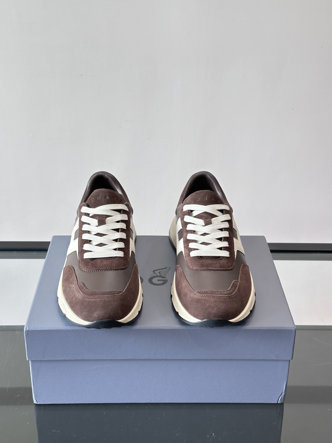 HOGAN豪格系列云朵鞋，主打休闲运动风，融合品牌经典与潮流元素。鞋面拼接麂皮和织物，棕灰白配色低调有质