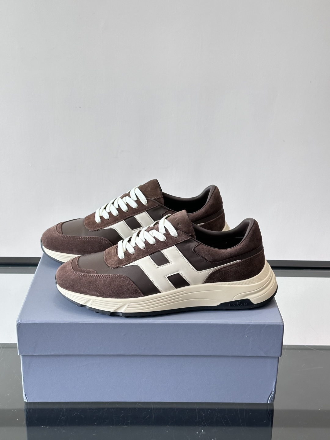 HOGAN豪格系列云朵鞋，主打休闲运动风，融合品牌经典与潮流元素。鞋面拼接麂皮和织物，棕灰白配色低调有质