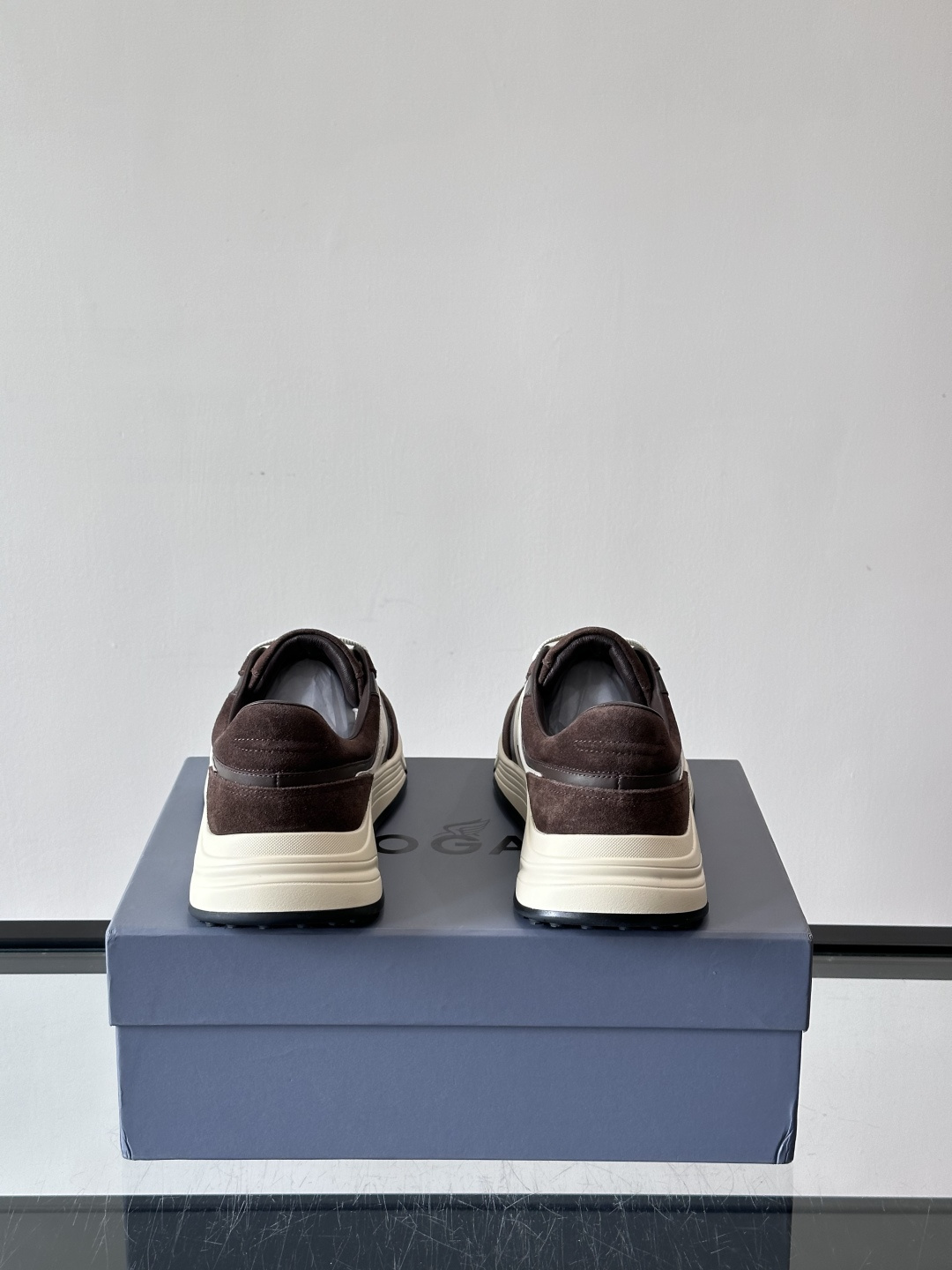 HOGAN豪格系列云朵鞋，主打休闲运动风，融合品牌经典与潮流元素。鞋面拼接麂皮和织物，棕灰白配色低调有质