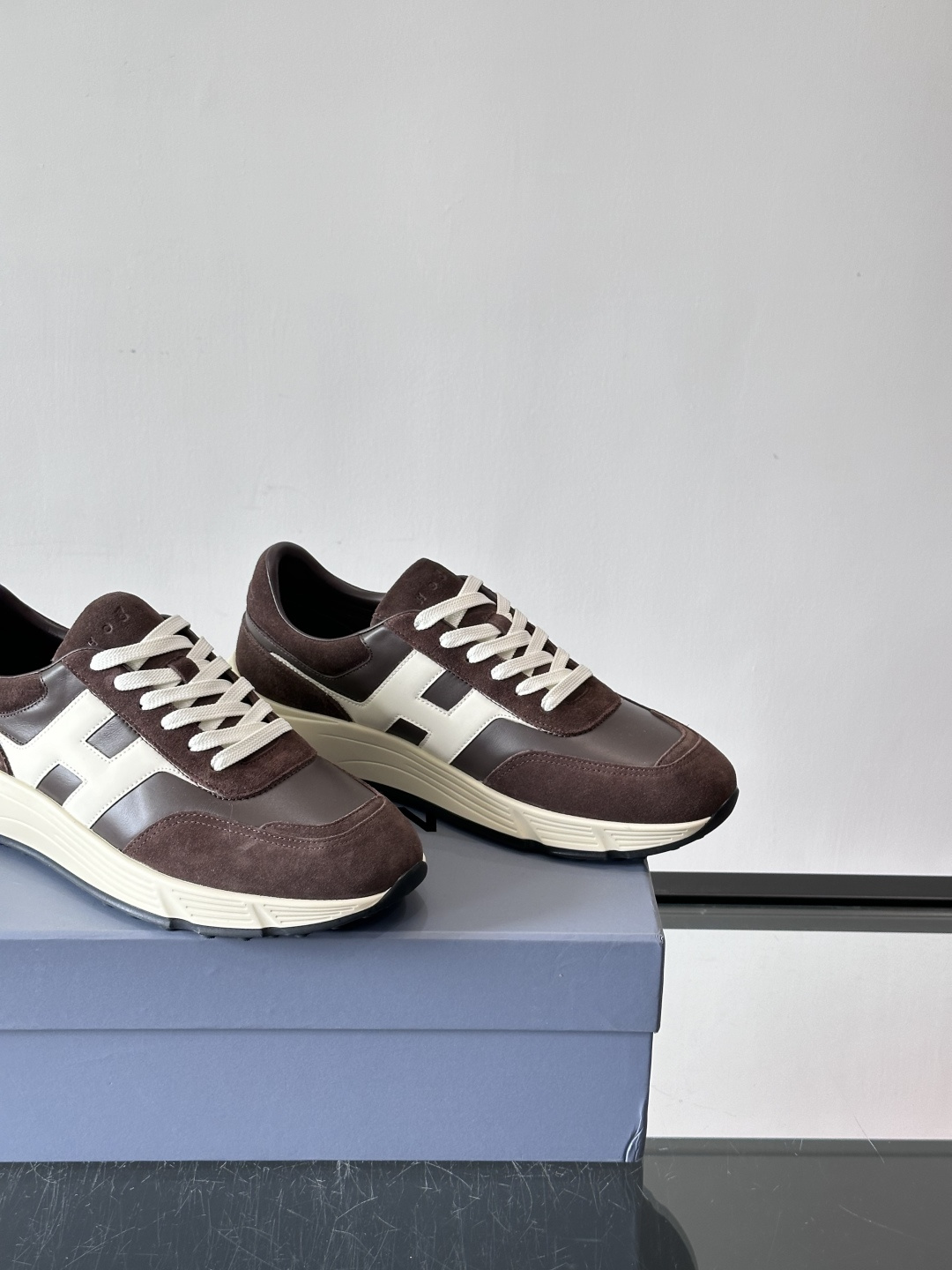 HOGAN豪格系列云朵鞋，主打休闲运动风，融合品牌经典与潮流元素。鞋面拼接麂皮和织物，棕灰白配色低调有质