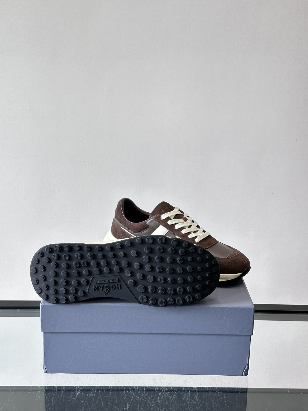 HOGAN豪格系列云朵鞋，主打休闲运动风，融合品牌经典与潮流元素。鞋面拼接麂皮和织物，棕灰白配色低调有质