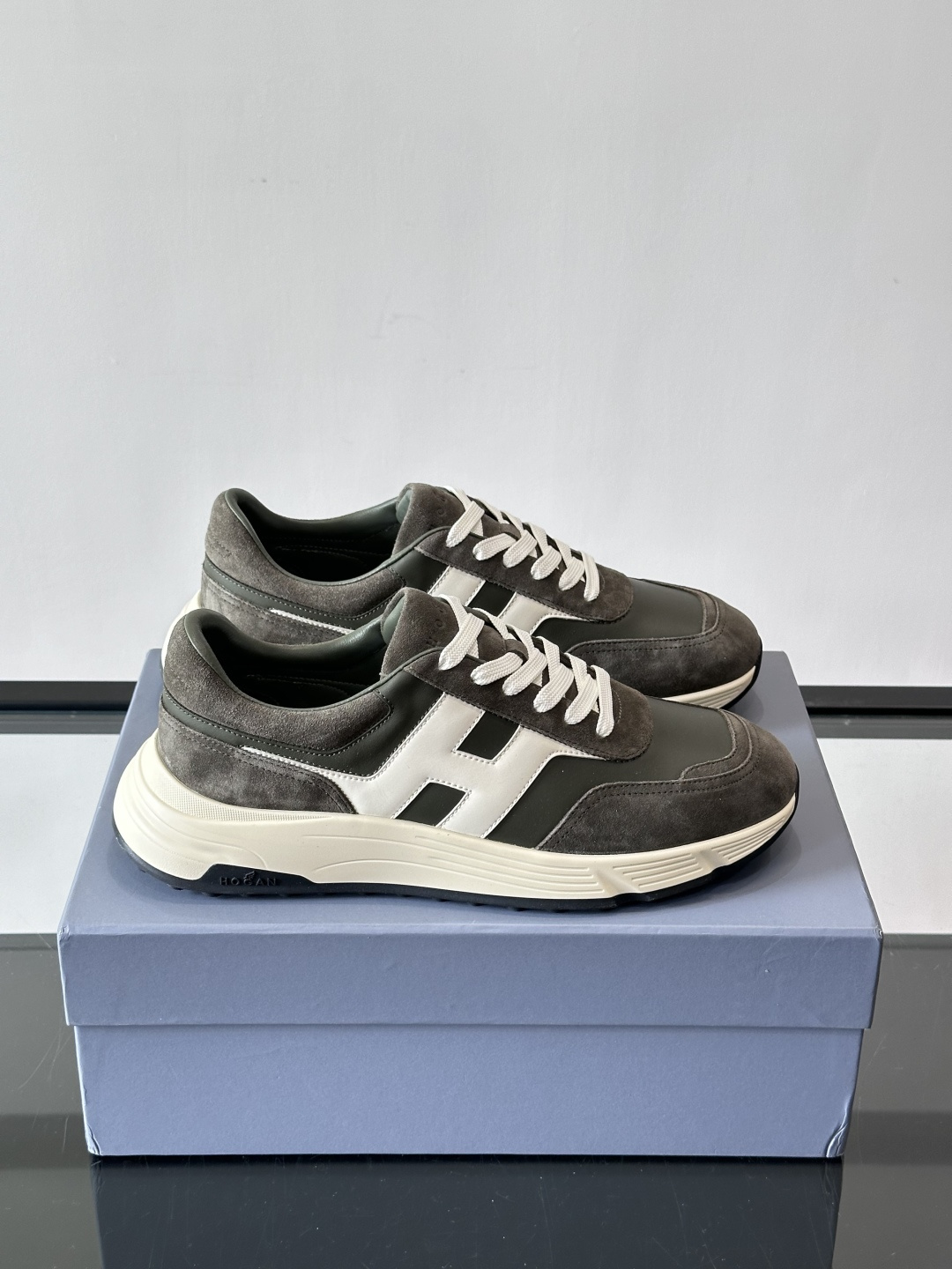 HOGAN豪格系列云朵鞋，主打休闲运动风，融合品牌经典与潮流元素。鞋面拼接麂皮和织物，棕灰白配色低调有质