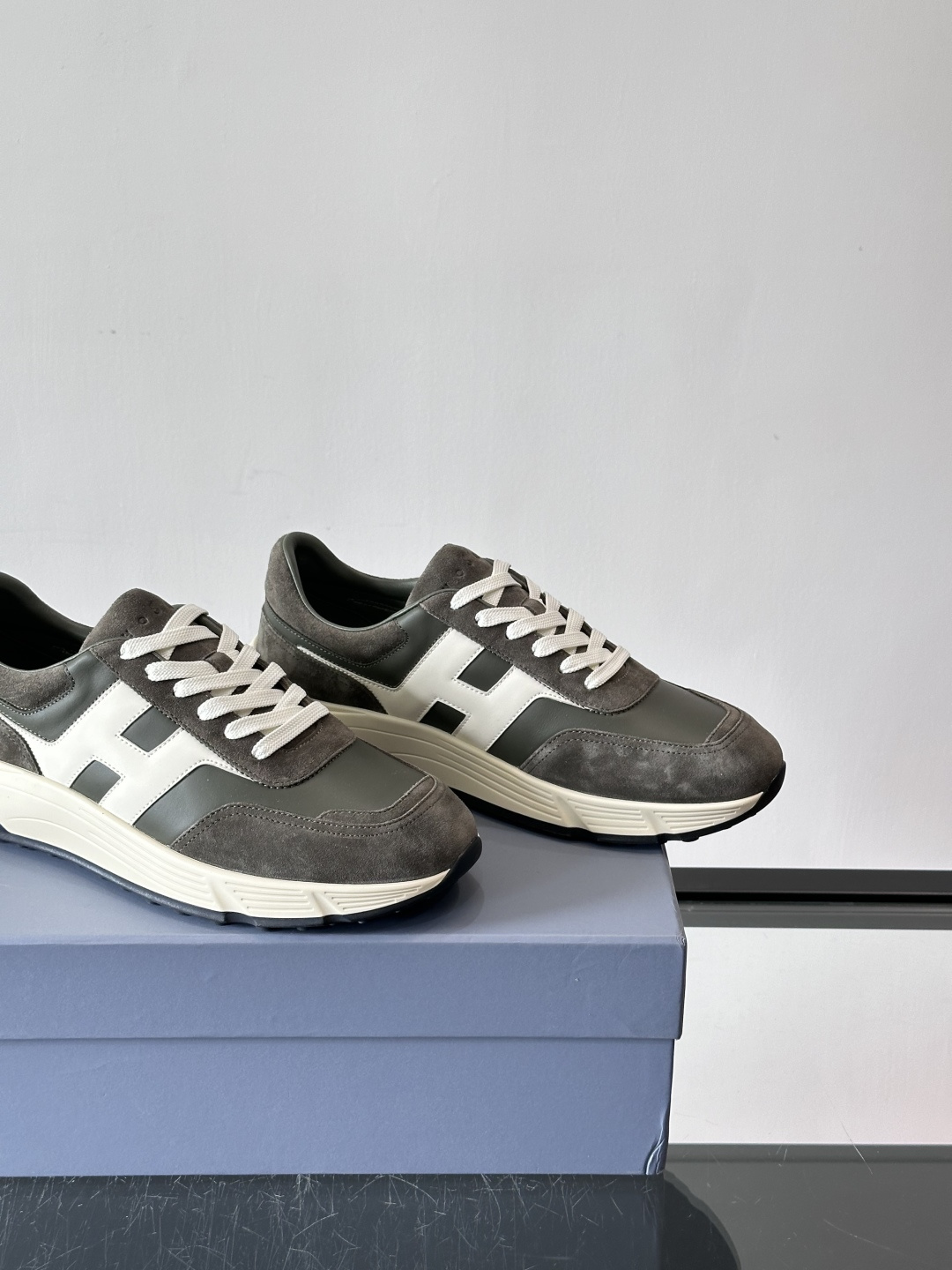 HOGAN豪格系列云朵鞋，主打休闲运动风，融合品牌经典与潮流元素。鞋面拼接麂皮和织物，棕灰白配色低调有质