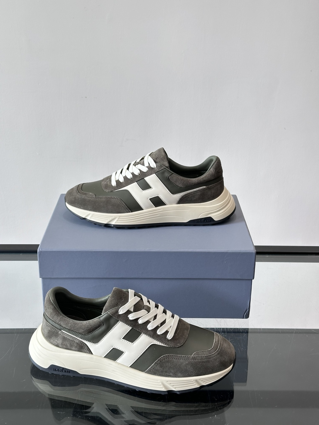 HOGAN豪格系列云朵鞋，主打休闲运动风，融合品牌经典与潮流元素。鞋面拼接麂皮和织物，棕灰白配色低调有质