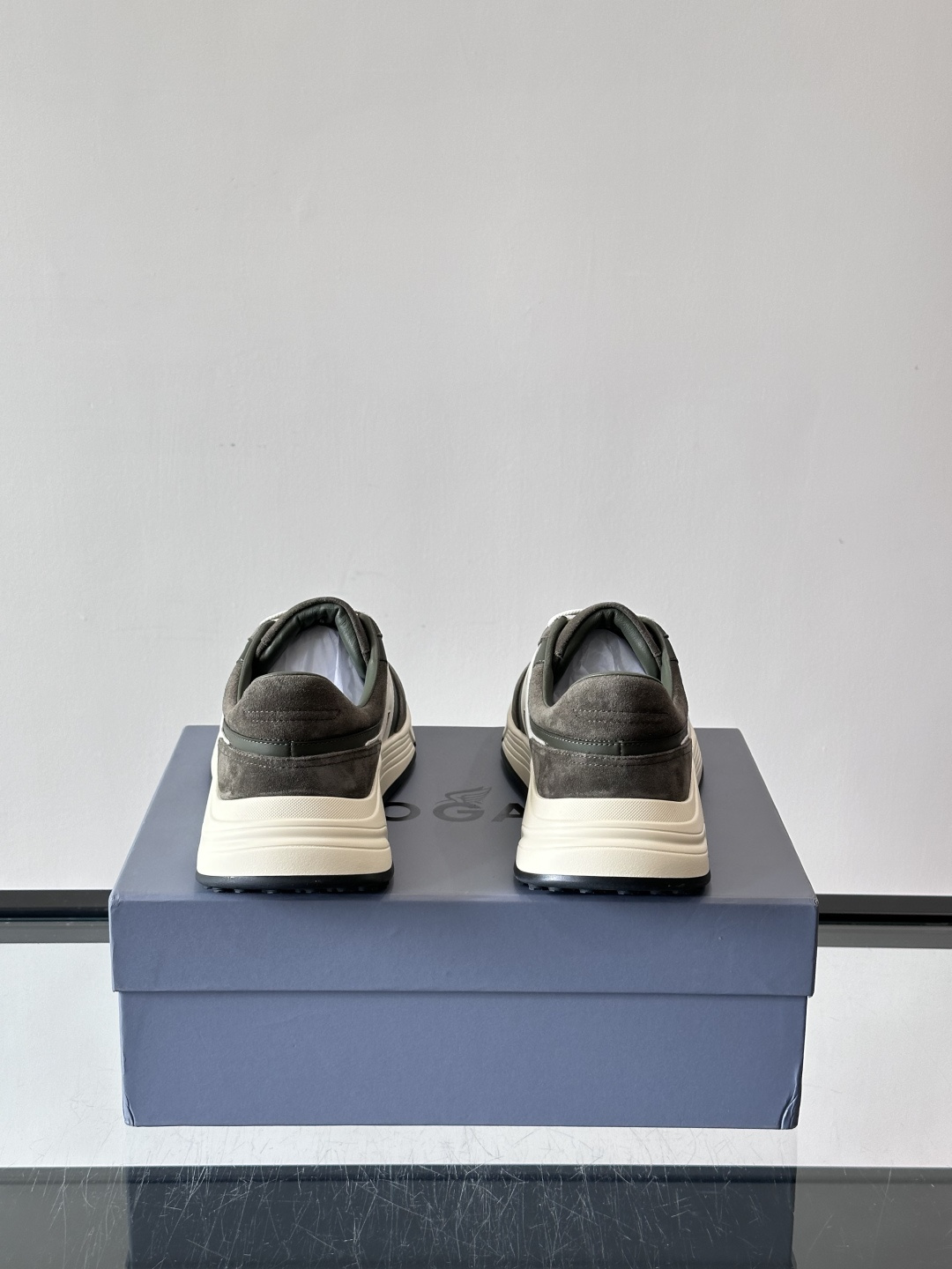 HOGAN豪格系列云朵鞋，主打休闲运动风，融合品牌经典与潮流元素。鞋面拼接麂皮和织物，棕灰白配色低调有质