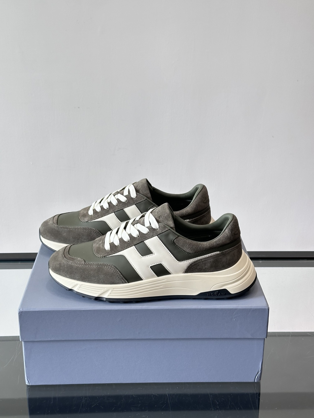 HOGAN豪格系列云朵鞋，主打休闲运动风，融合品牌经典与潮流元素。鞋面拼接麂皮和织物，棕灰白配色低调有质