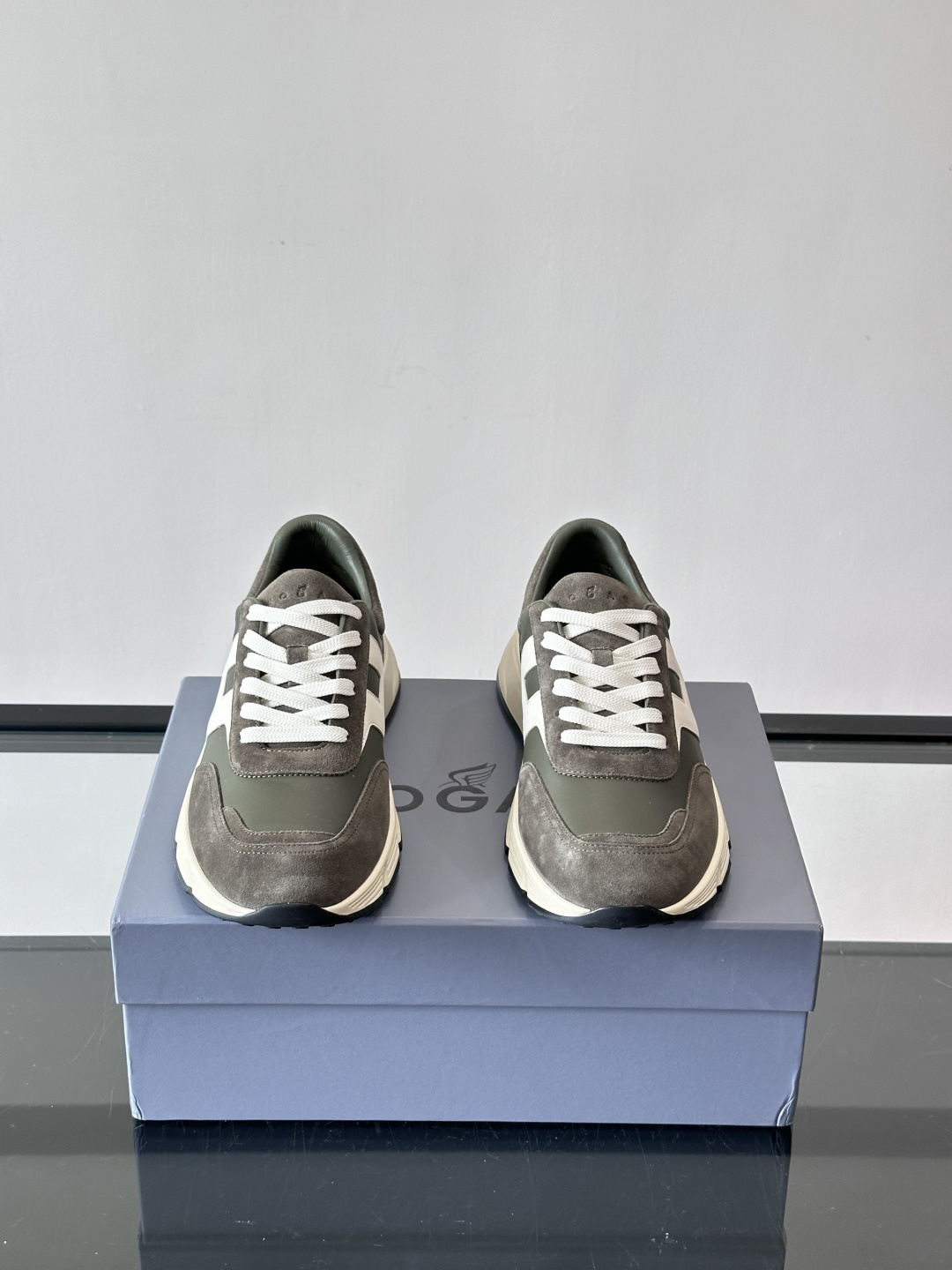 HOGAN豪格系列云朵鞋，主打休闲运动风，融合品牌经典与潮流元素。鞋面拼接麂皮和织物，棕灰白配色低调有质