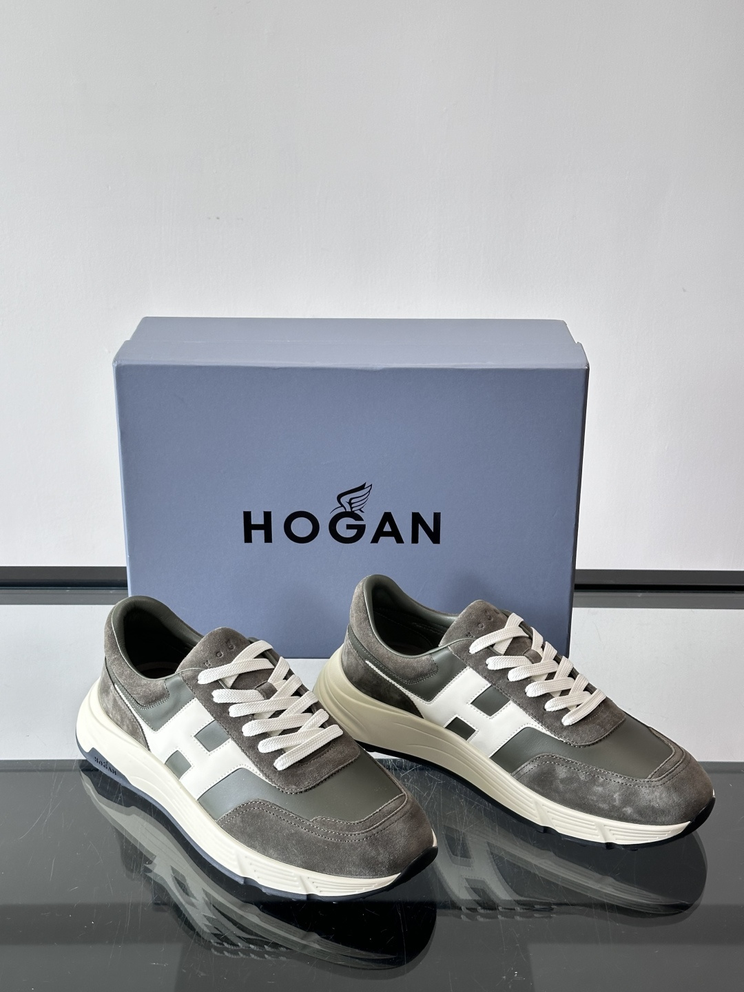 HOGAN豪格系列云朵鞋，主打休闲运动风，融合品牌经典与潮流元素。鞋面拼接麂皮和织物，棕灰白配色低调有质