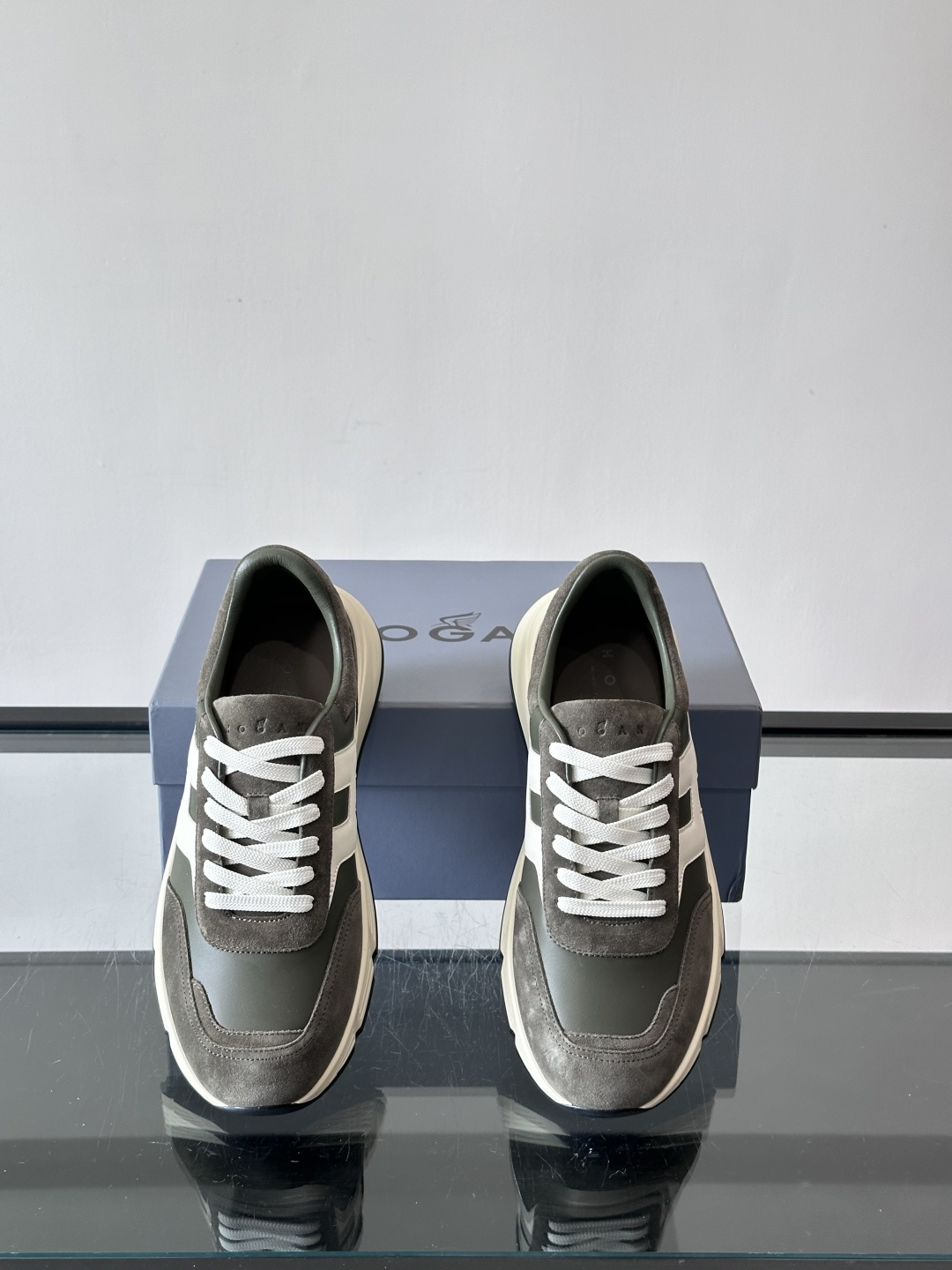 HOGAN豪格系列云朵鞋，主打休闲运动风，融合品牌经典与潮流元素。鞋面拼接麂皮和织物，棕灰白配色低调有质