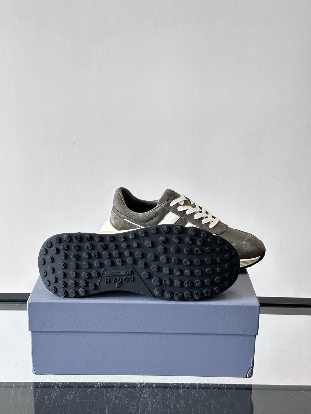 HOGAN豪格系列云朵鞋，主打休闲运动风，融合品牌经典与潮流元素。鞋面拼接麂皮和织物，棕灰白配色低调有质