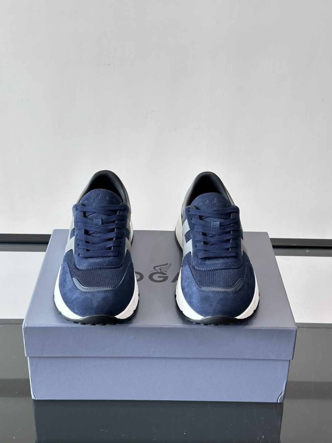 HOGAN豪格系列云朵鞋，主打休闲运动风，融合品牌经典与潮流元素。鞋面拼接麂皮和织物，棕灰白配色低调有质