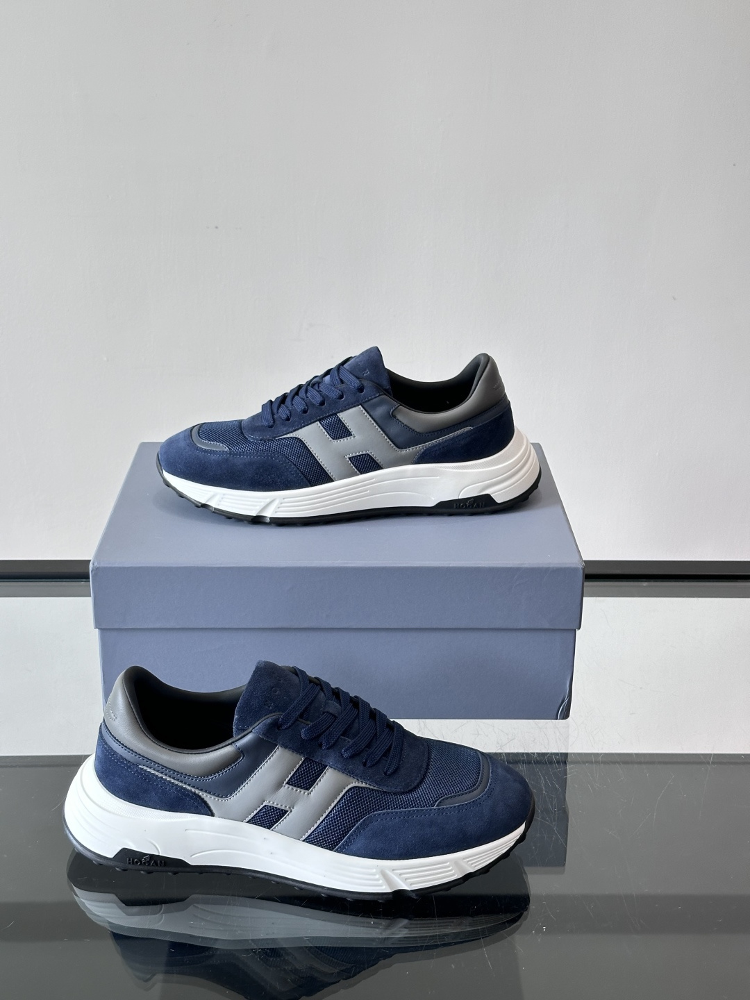 HOGAN豪格系列云朵鞋，主打休闲运动风，融合品牌经典与潮流元素。鞋面拼接麂皮和织物，棕灰白配色低调有质