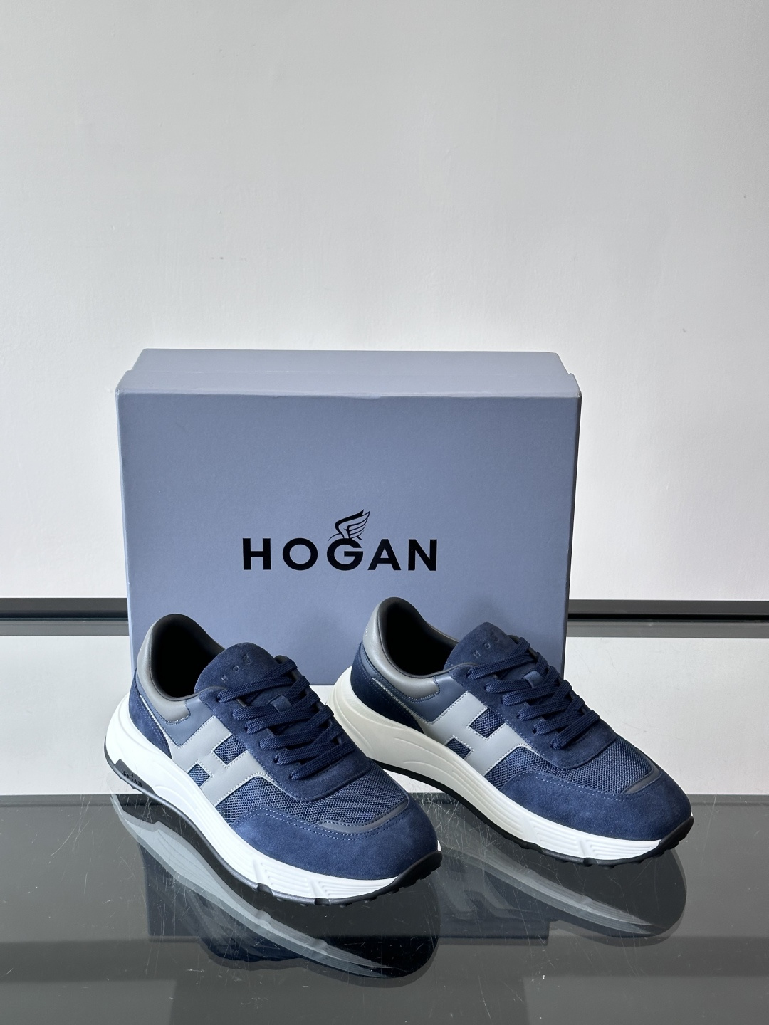 HOGAN豪格系列云朵鞋，主打休闲运动风，融合品牌经典与潮流元素。鞋面拼接麂皮和织物，棕灰白配色低调有质