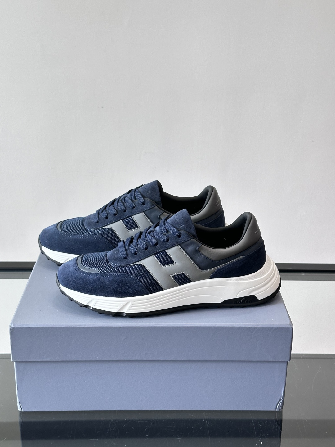 HOGAN豪格系列云朵鞋，主打休闲运动风，融合品牌经典与潮流元素。鞋面拼接麂皮和织物，棕灰白配色低调有质