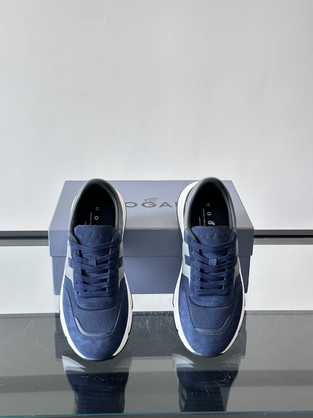 HOGAN豪格系列云朵鞋，主打休闲运动风，融合品牌经典与潮流元素。鞋面拼接麂皮和织物，棕灰白配色低调有质